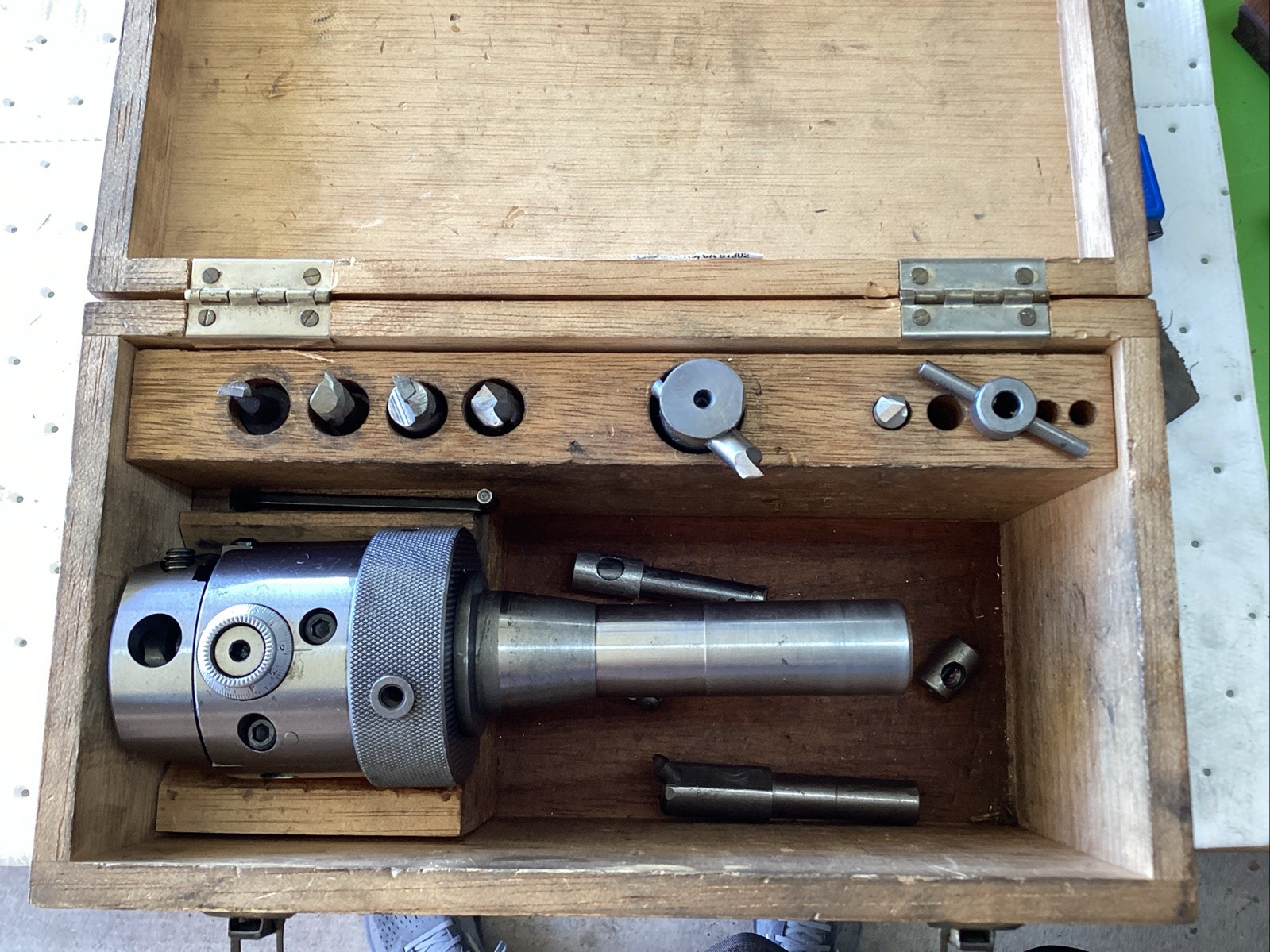 Enco 2-1/2″ Boring & Facing Head Tool Holder with R8 Shank