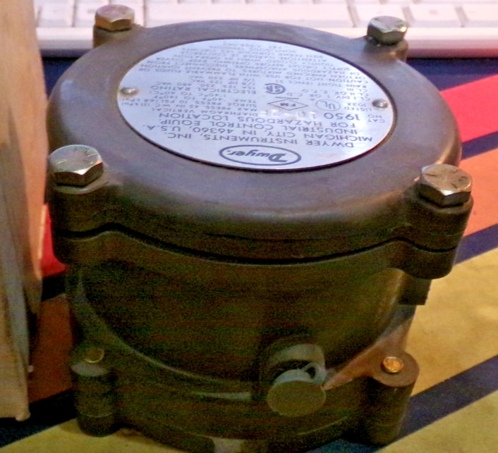NIB DWYER 1950-10-2B EXPLOSION PROOF PRESSURE SWITCH (HH2)