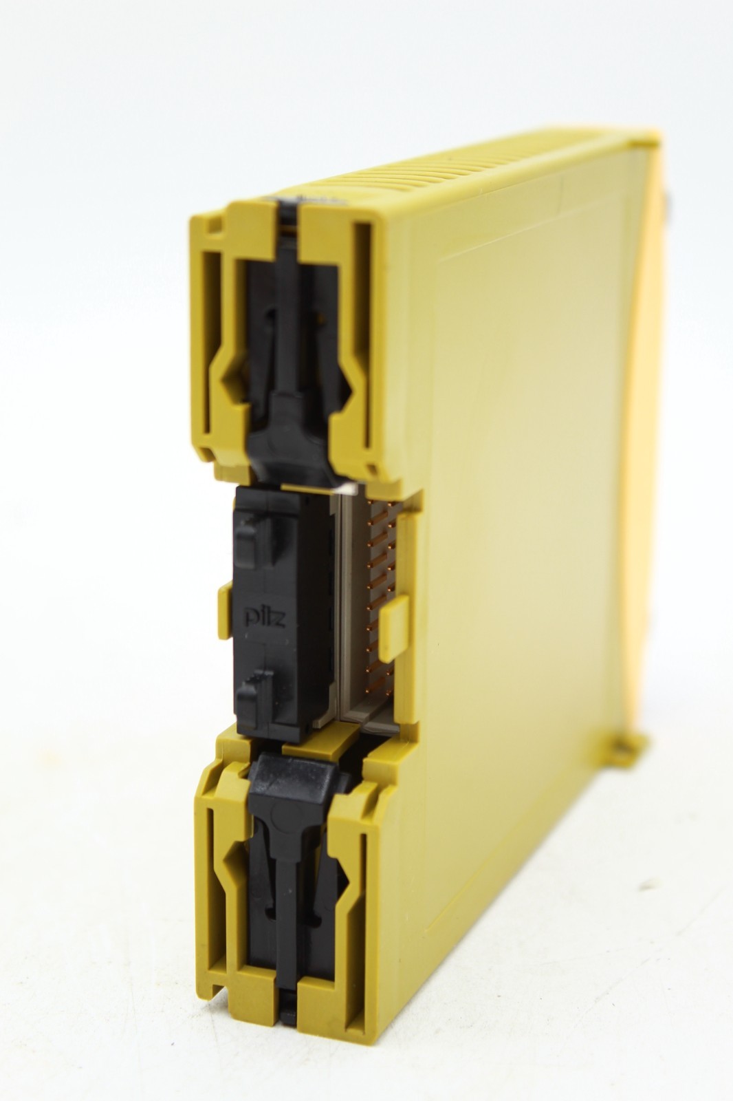 Pilz PNOZ mi1p Expansion Module (Broken Mounting Clip)