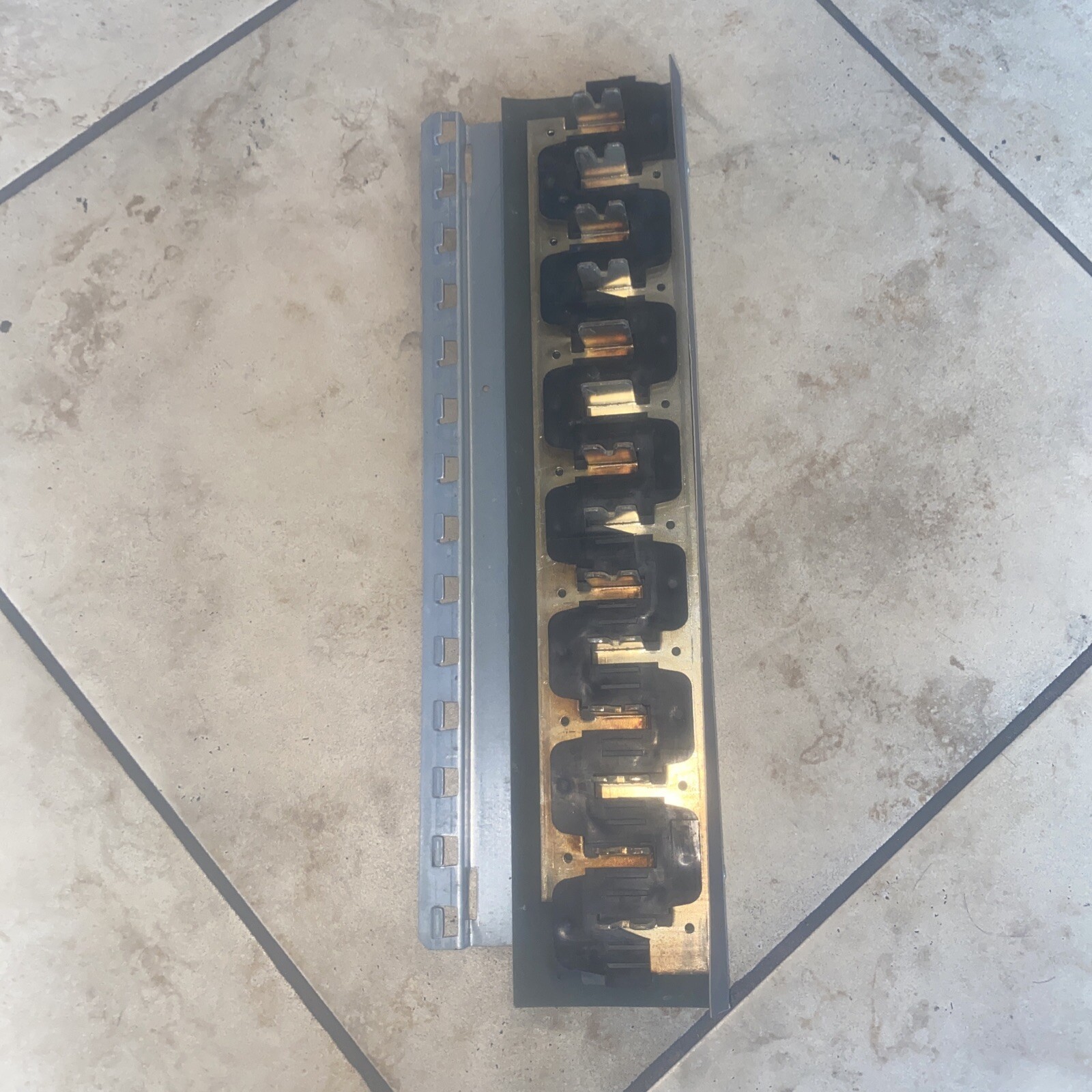 CUTLER HAMMER BUSS BAR 125A 120/240V 1 PH 12 SPC + 2 FOR MAIN