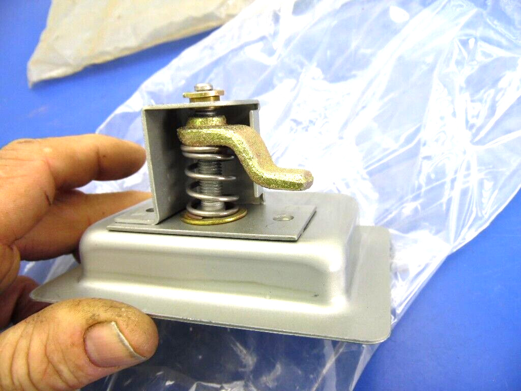 OEM LEROI Dresser M178-142, Door Latch, AIR COMPRESSOR ,NEW, Lot of 1