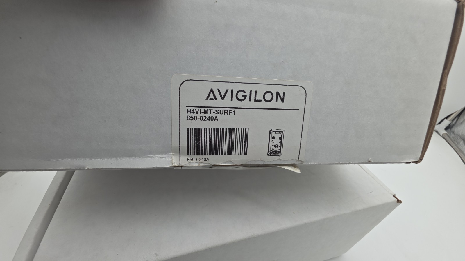Avigilon H4 Video Intercom 3.0C-H4VI-RO1-IR + H4VI-MT-SURF1 Surface Mount