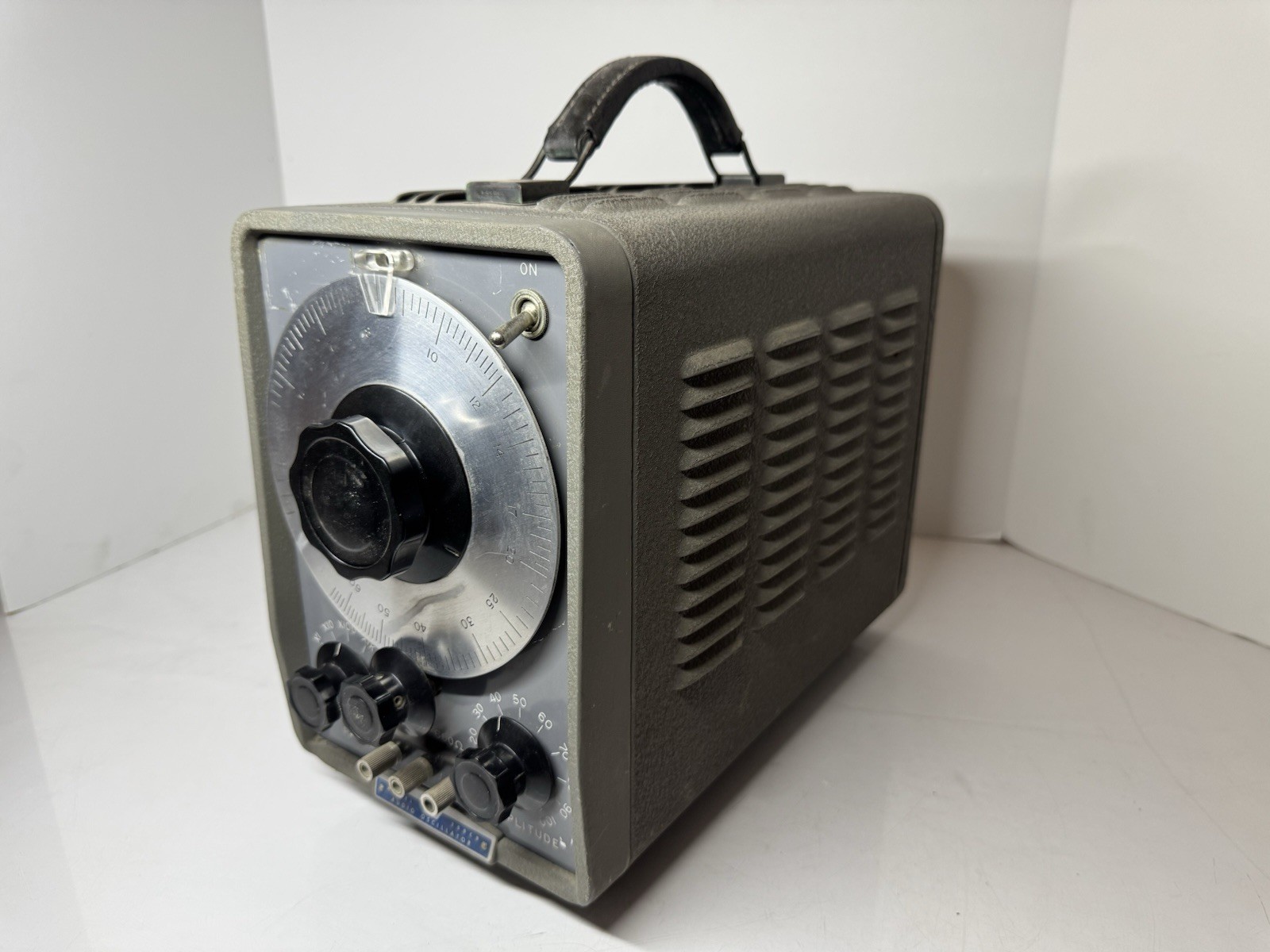 Vintage HP Hewlett-Packard 200CD Wide Range Oscillator -Powers On
