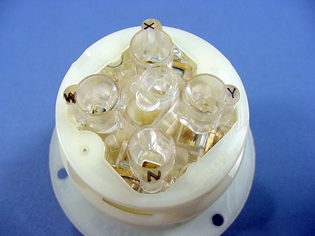 Leviton Twist Turn Locking Flanged Inlet Plug L19-20P 20A 277/480V 3�Y Bulk 2455