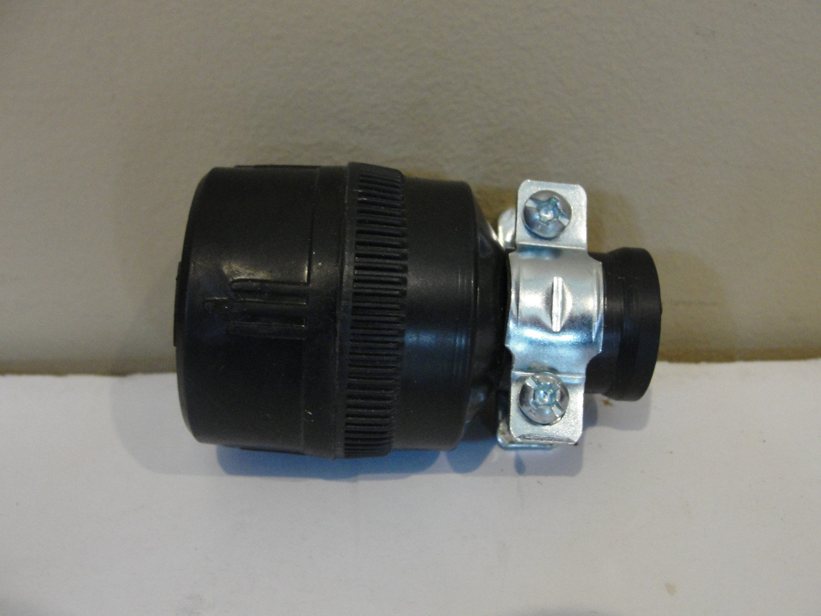 Cooper 224 15-Amp 125-volt Commercial Grade Straight Rubber Connector, Black