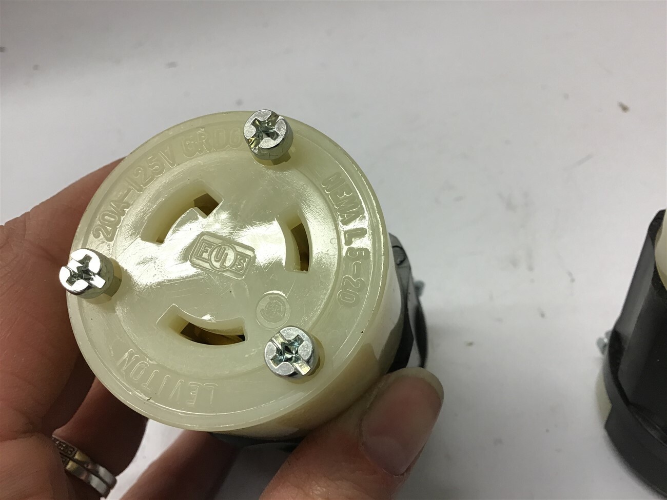 Leviton 2313 20 Amp 125 Volt Connector locking 2 Pole Lot Of 2