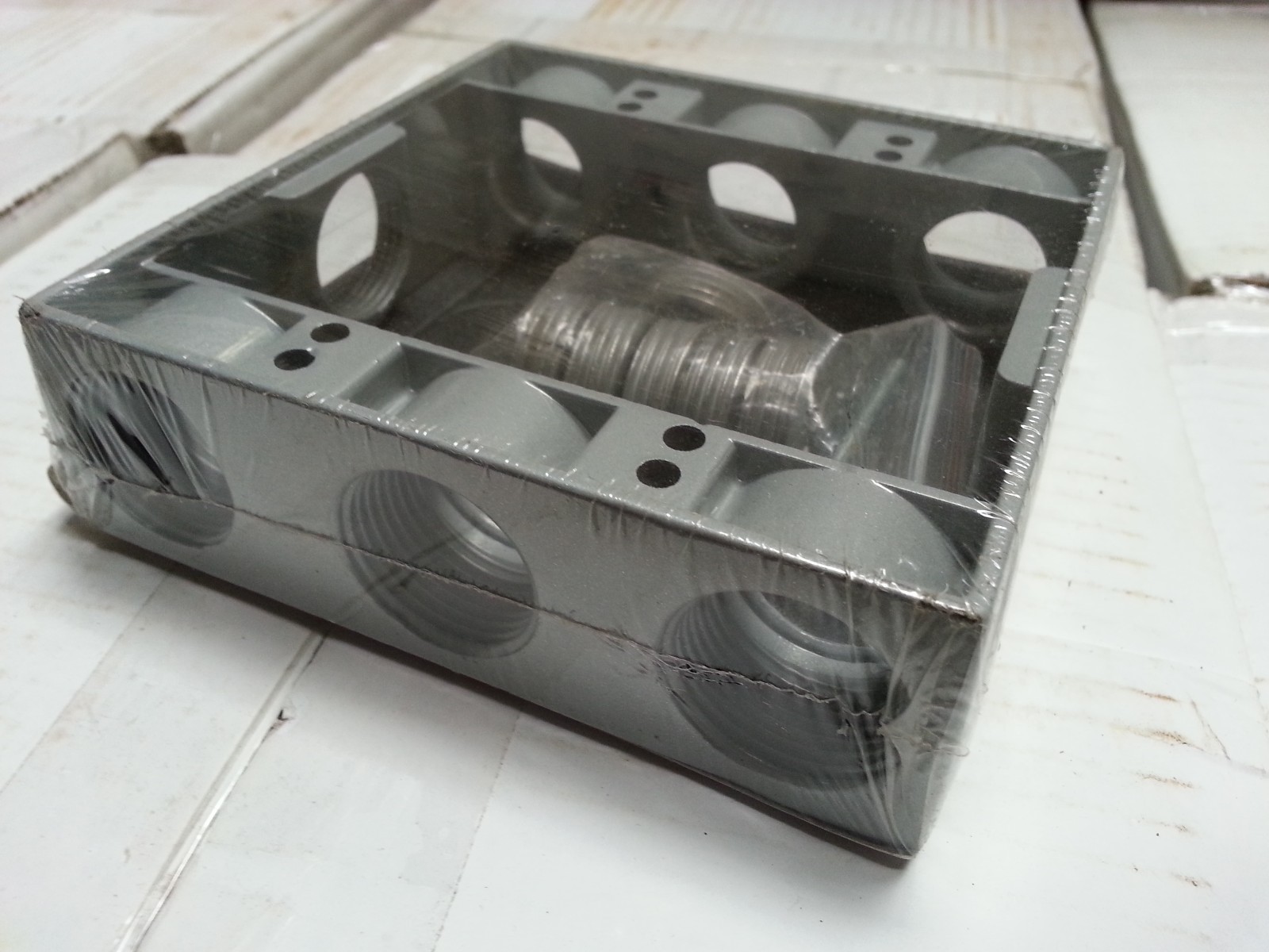 Weatherproof 2-Gang Metal Extension Box Ring 8 Eight 3/4″ Holes GRAY Outdoor
