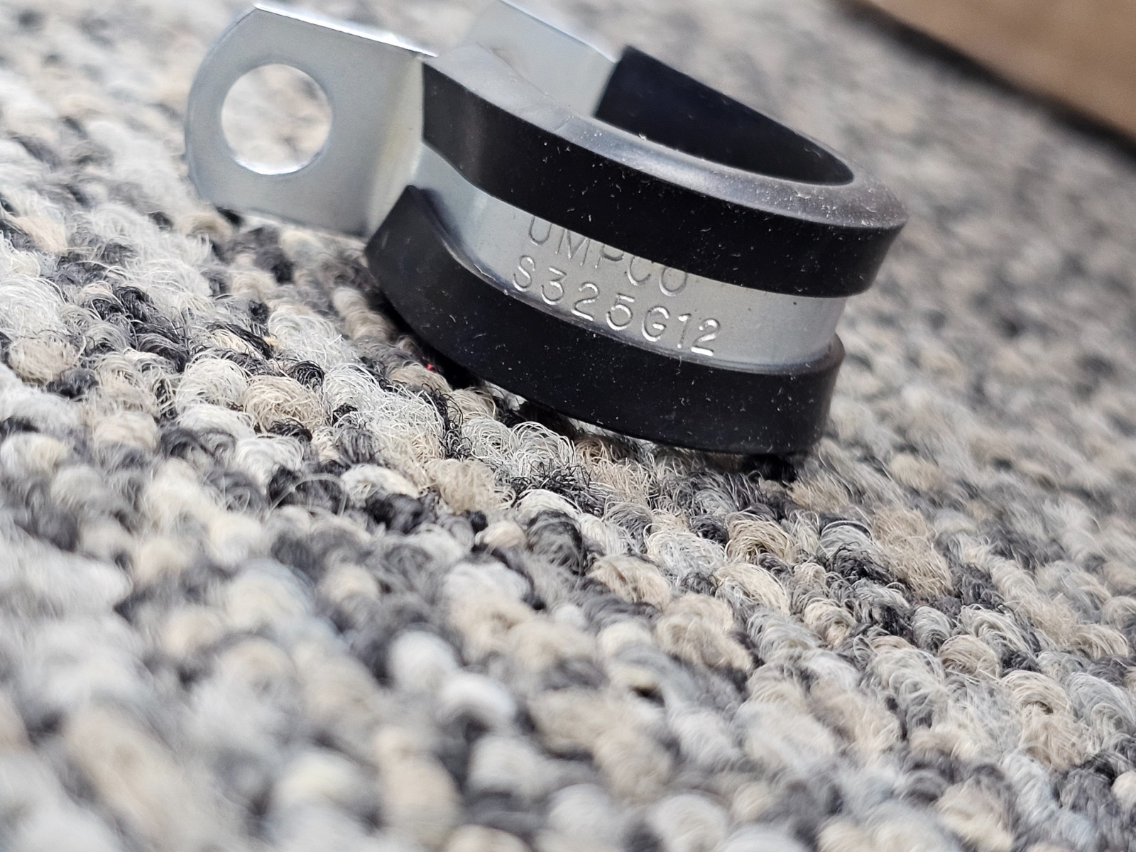 (QTY 75) UMPCO S325G12 Cushioned Steel Loop Clamp 3/4″ X 1/2″