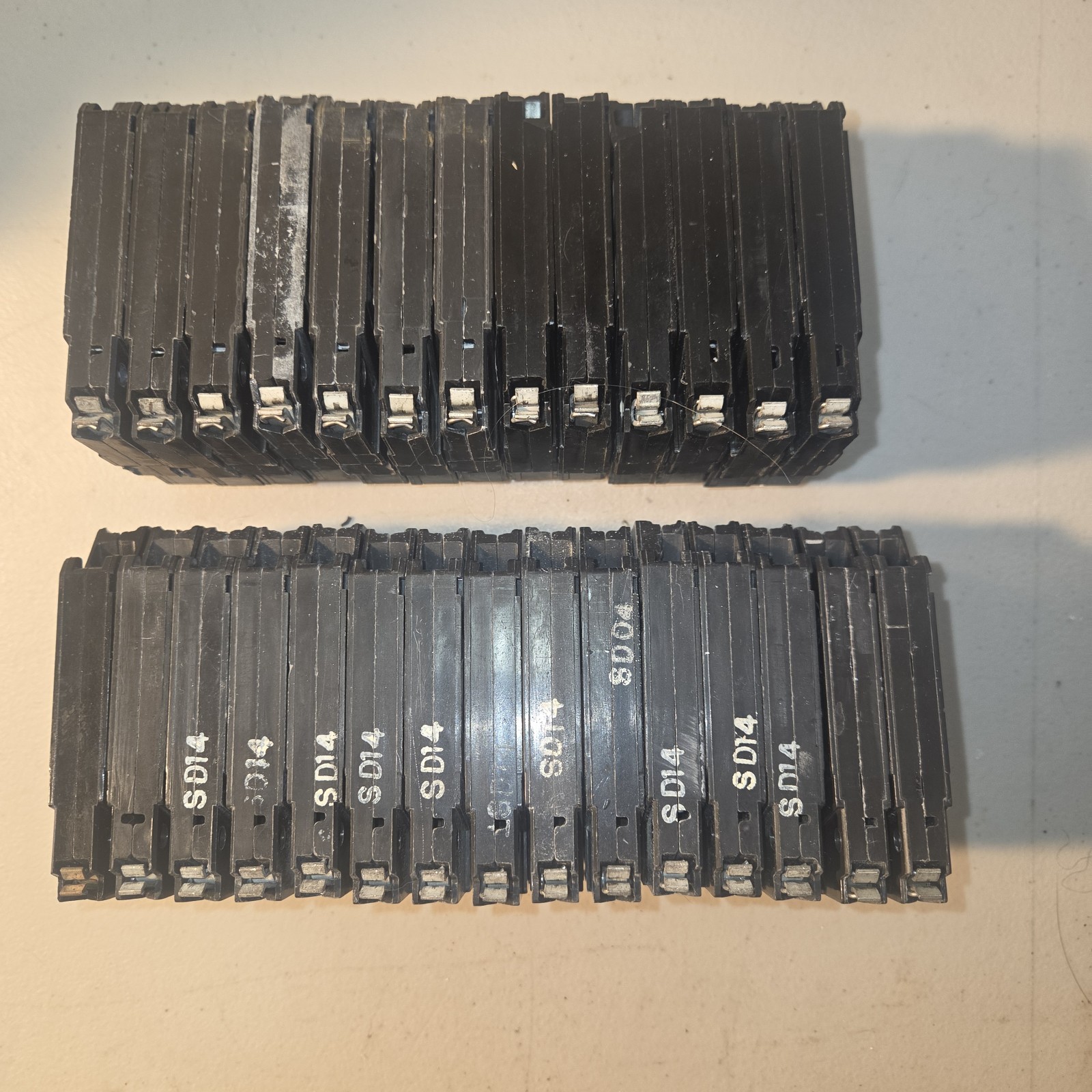 LOT OF 29 GE Thin Series Circuit Breaker 1-Pole 20-Amp THQP120