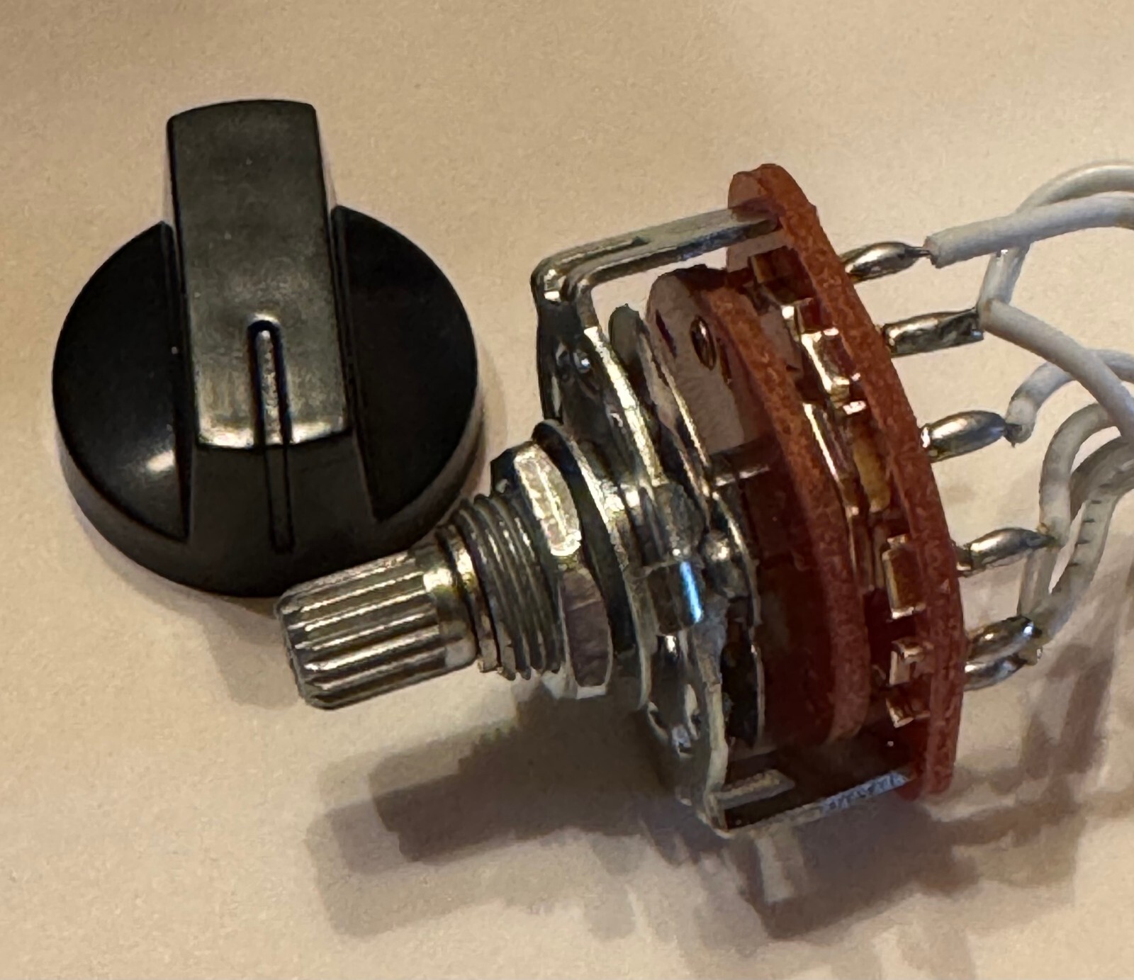 (1P6T) 1 Pole 6 Position Selectable Rotary Switch, with control knob included.