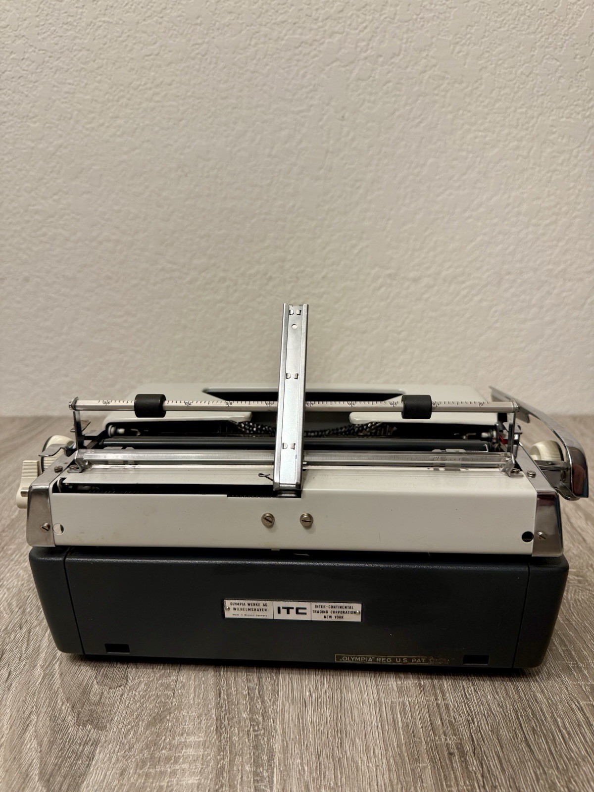 1968 Olympia SM9 De Luxe Portable Typewriter – Made in Western Germany – Working
