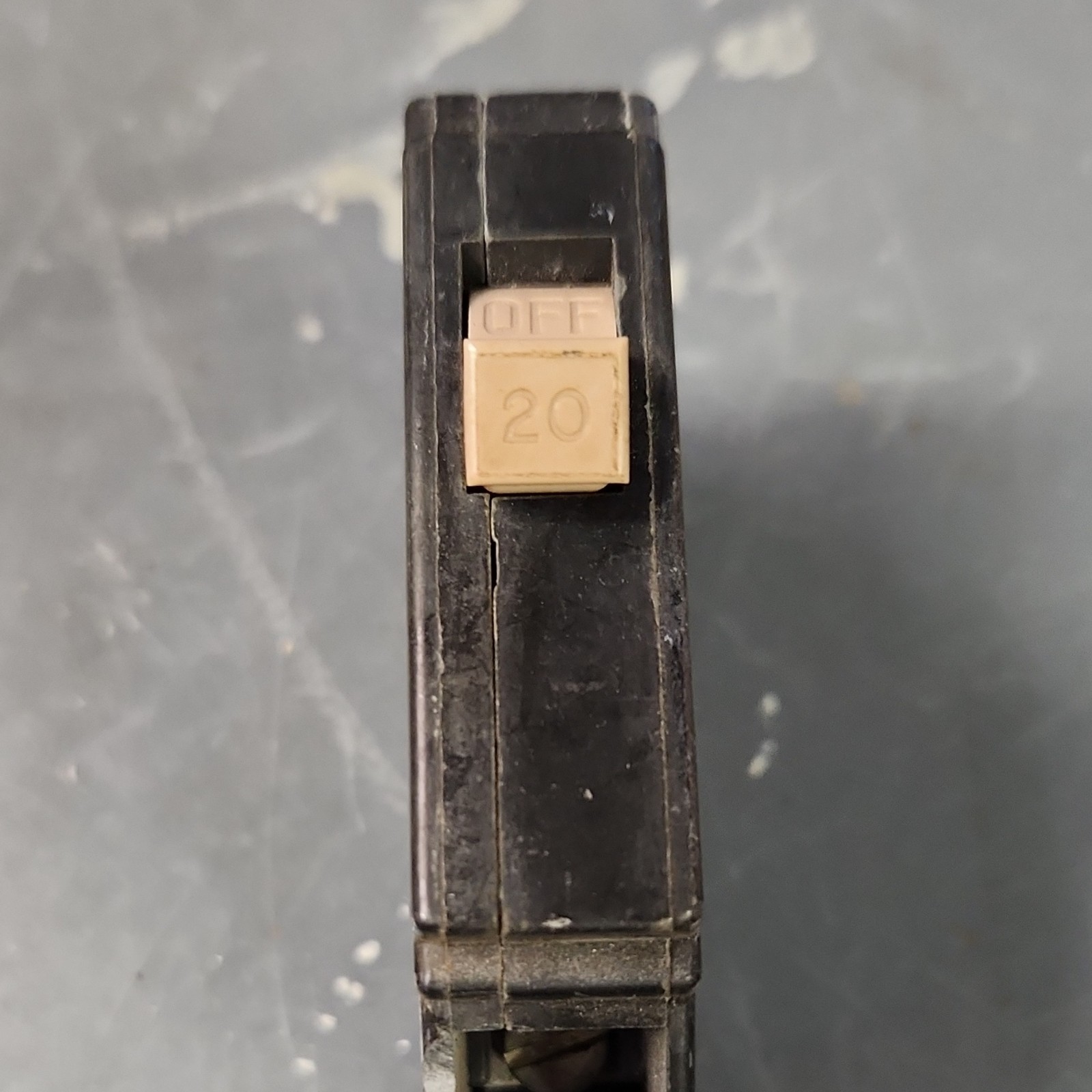 Circuit Breaker Tandem 20A 1-Pole On/Off Plug-In Black Screw Terminal 1-Pack