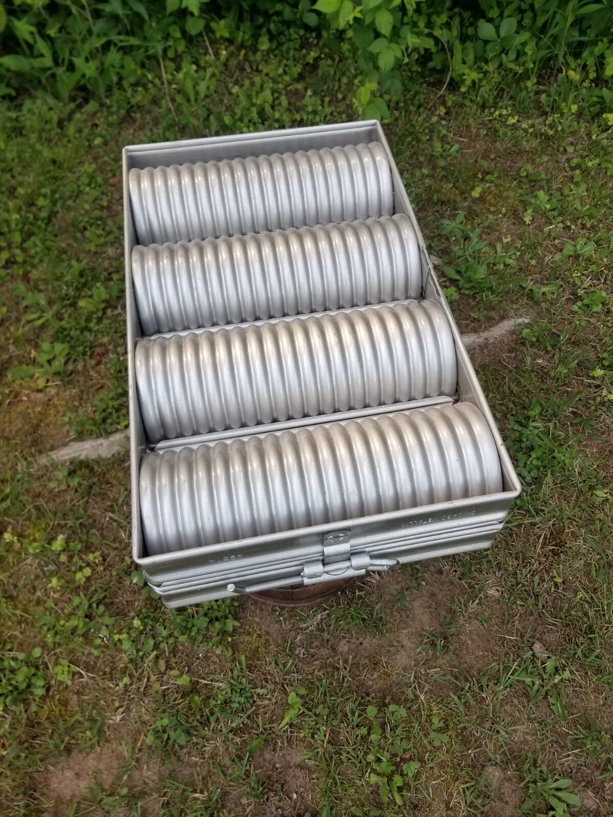 Chicago Metallic 48514 Glazed Aluminized Steel Crimped Round 4 Loaf Bread Pan