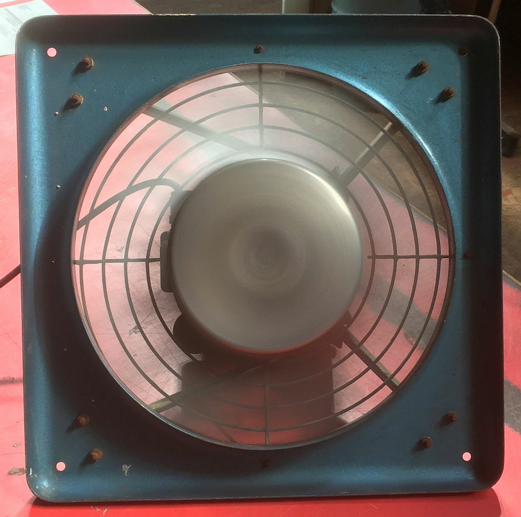 großer Industrie Ventilator | Axial Wandlüfter | Besel Motor | 44cm | Polen