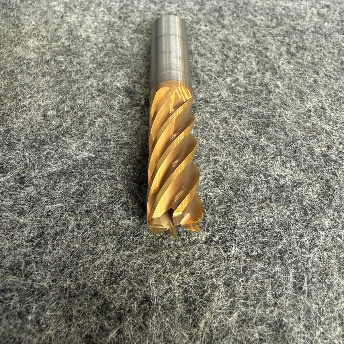 KENNAMETAL Corner Radius End Mill: 5/8″ 1-5/8″ LOC 0.0600″ Radius Solid Carbide