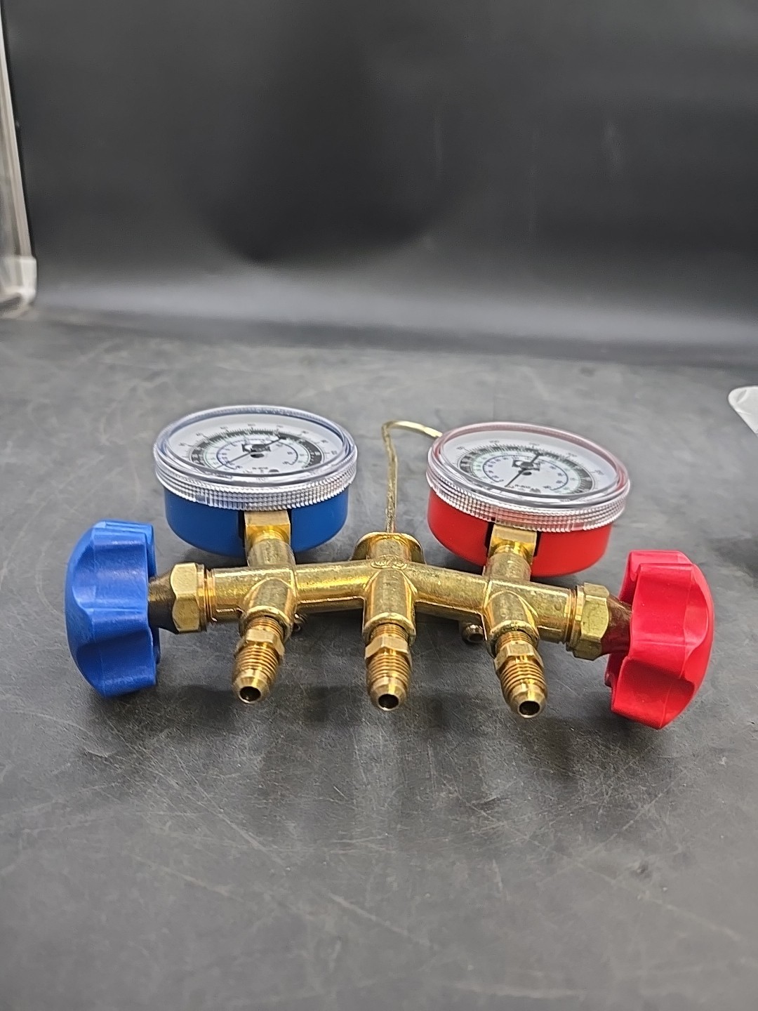 JB INDUSTRIES M2-36 Brass 2-Valve Charging Manifold Assembly with 3-36″ Hoses