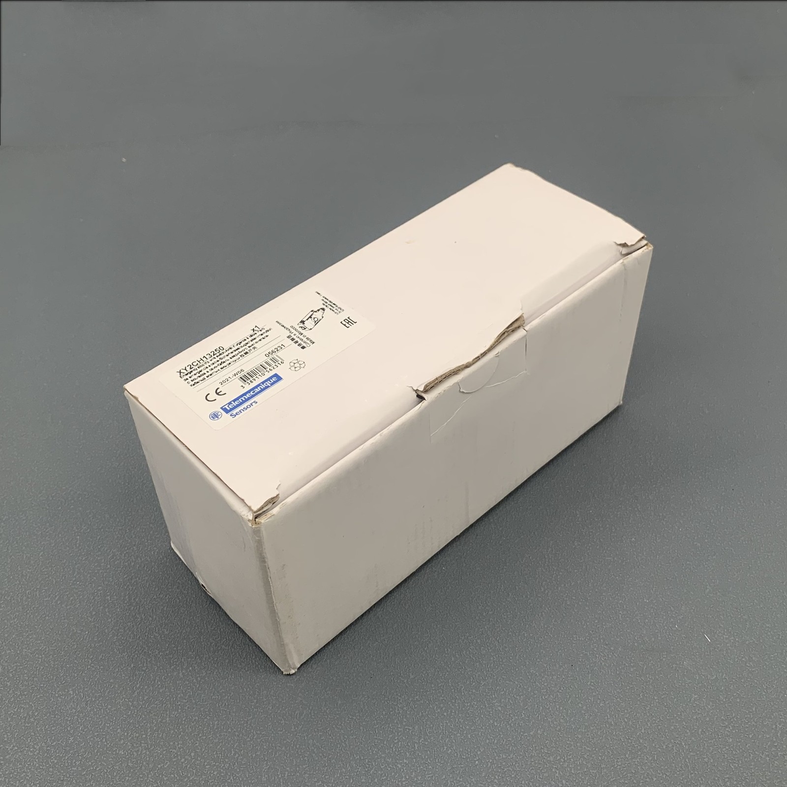 New in Box Schneider XY2CH13250 Emergency Stop Rope Pull Safety Limit Switch US