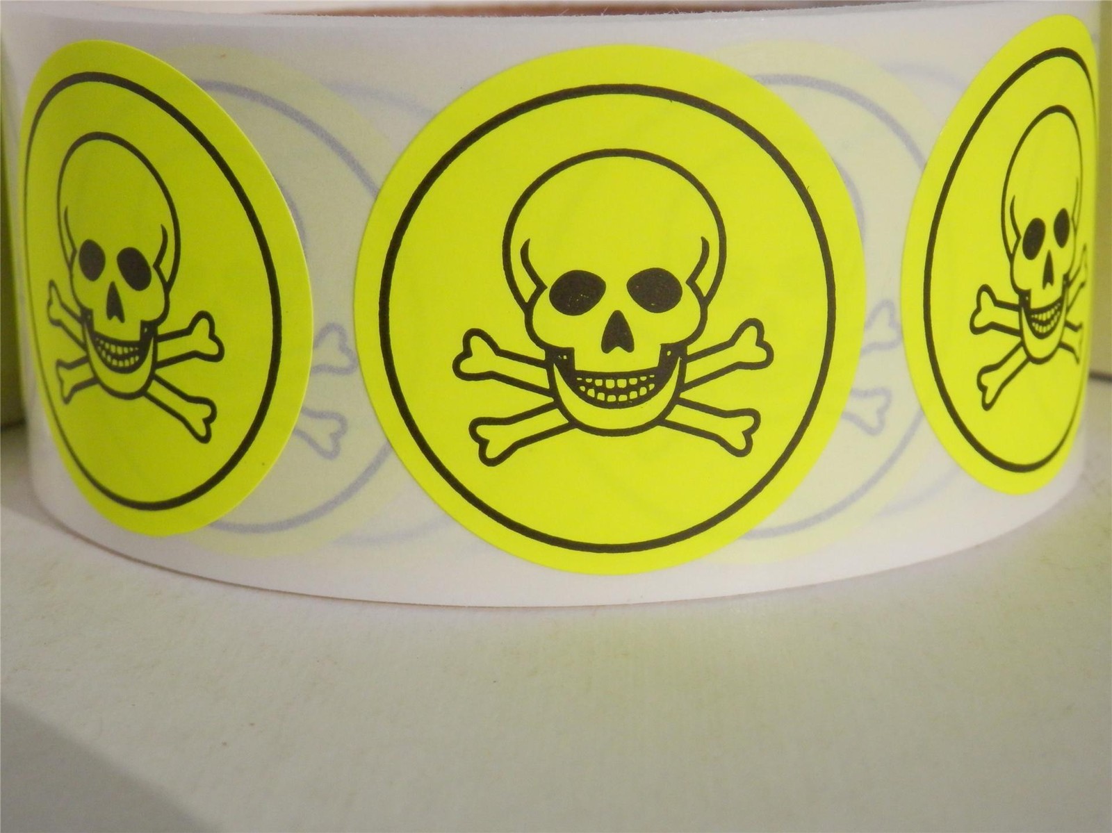 250 Stickers 1 1/2″ Circle Label Poison Skull/Cross Bones fluor chartreuse