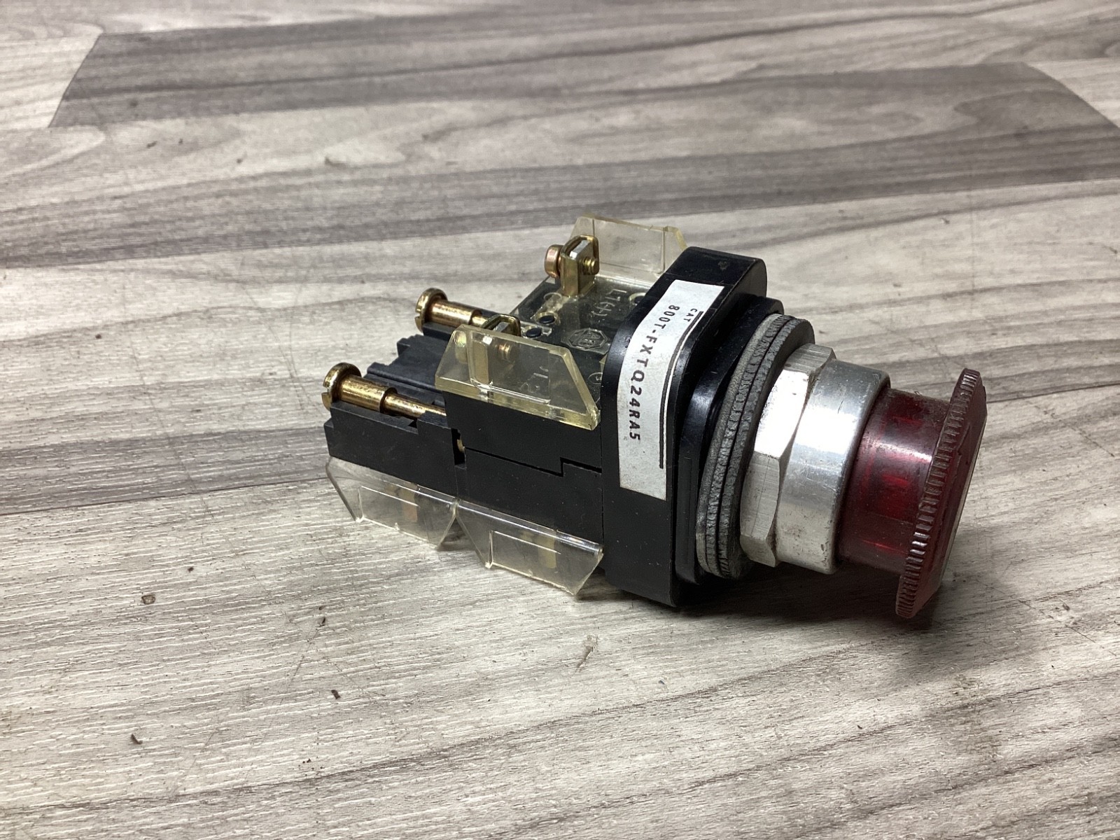 Allen-Bradley 800T-FXTQ24RA5 Push-Pull/Twist Button #100N136