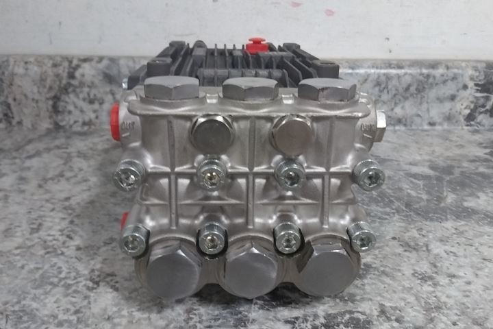 A.R. North America RKA4G40HN-PKG 4000 PSI 4 GPM 1750 RPM Triplex Plunger Pump