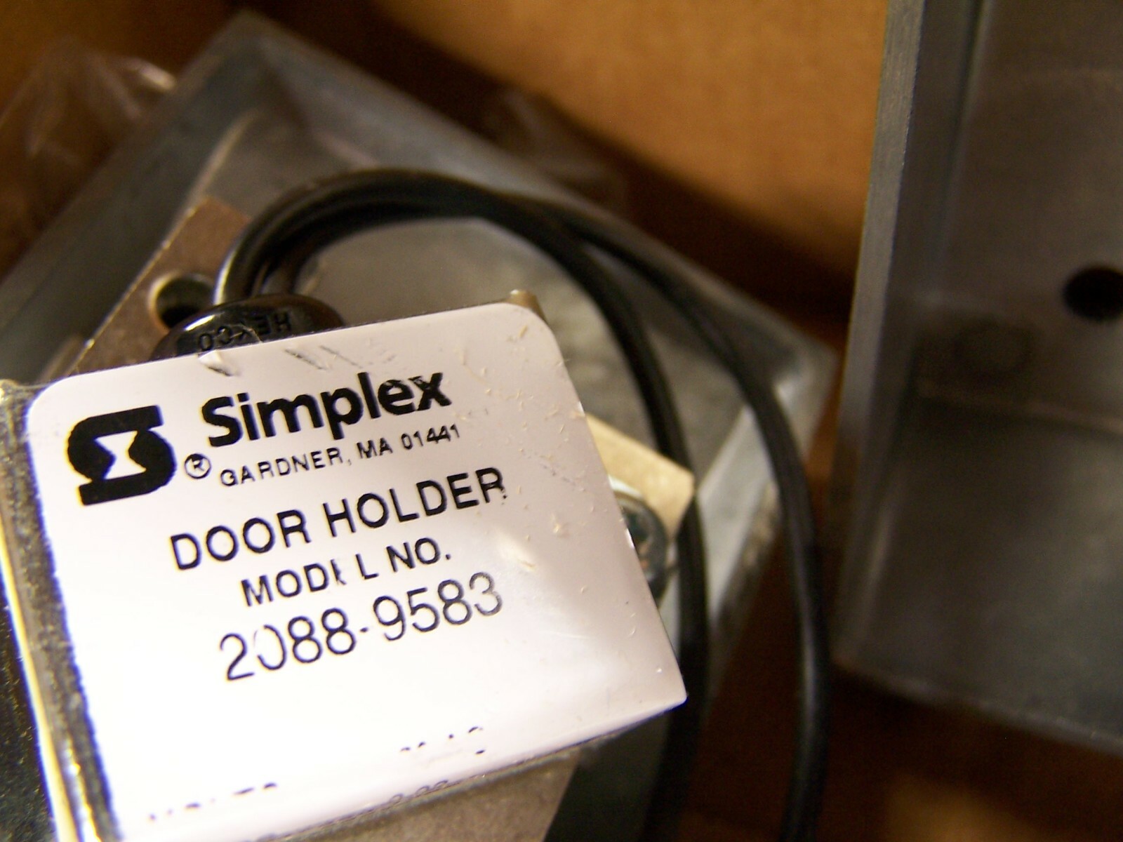 NEW SIMPLEX ELECTROMAGNETIC DOOR HOLDER SURFACE WALL MOUNTED 120 VAC 2088-9583