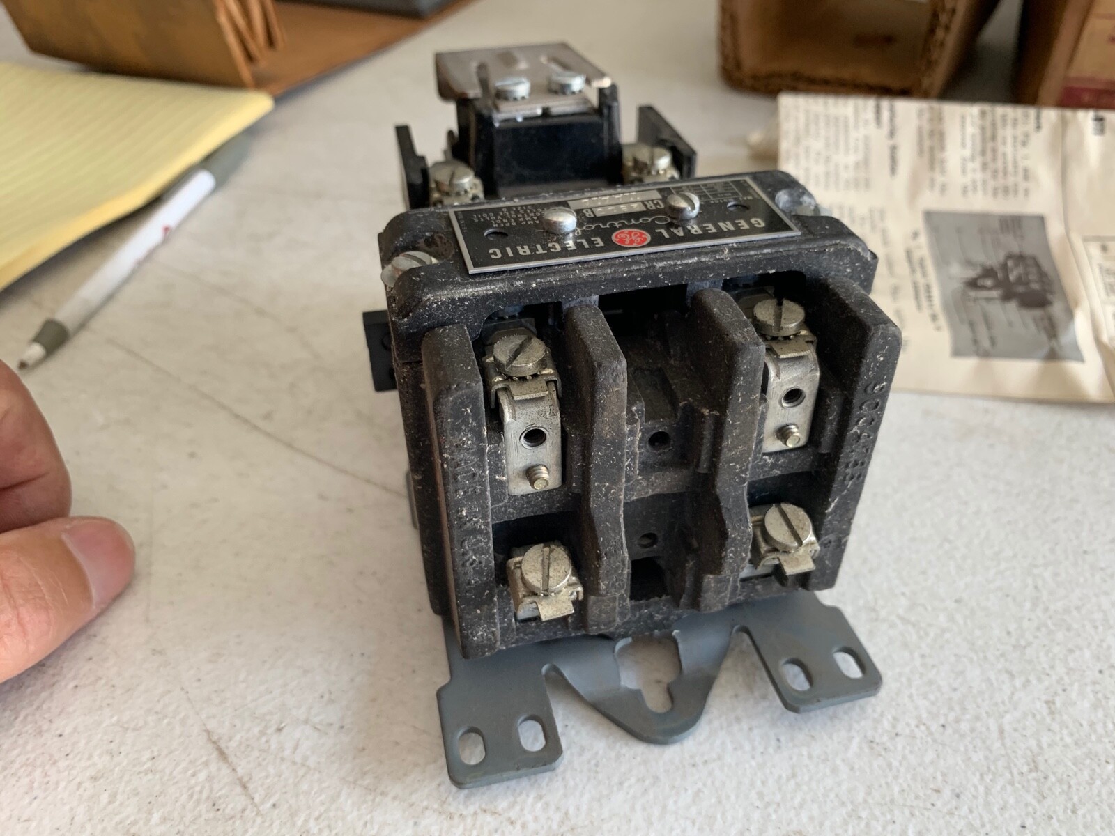 One (1) Genuine GE CR2810B11AA1A2 AC Magnetic Contactor 20AMP 110V, NOS