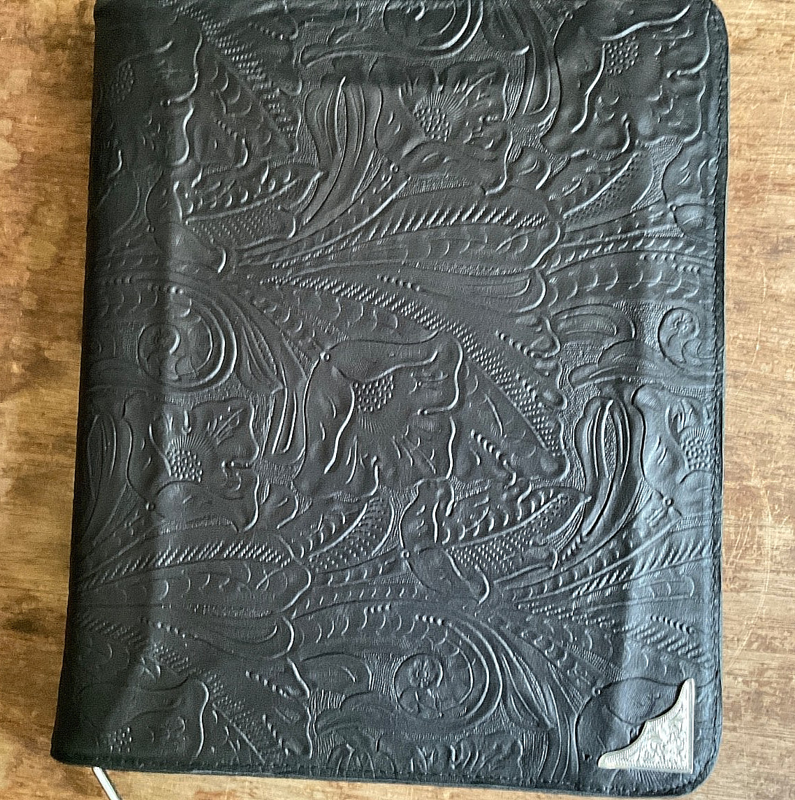 BLACK WESTERN FLORAL LEATHER NOTEBOOK ON CASE LOGIC BASE W/MONTANA SILVER CONCHO