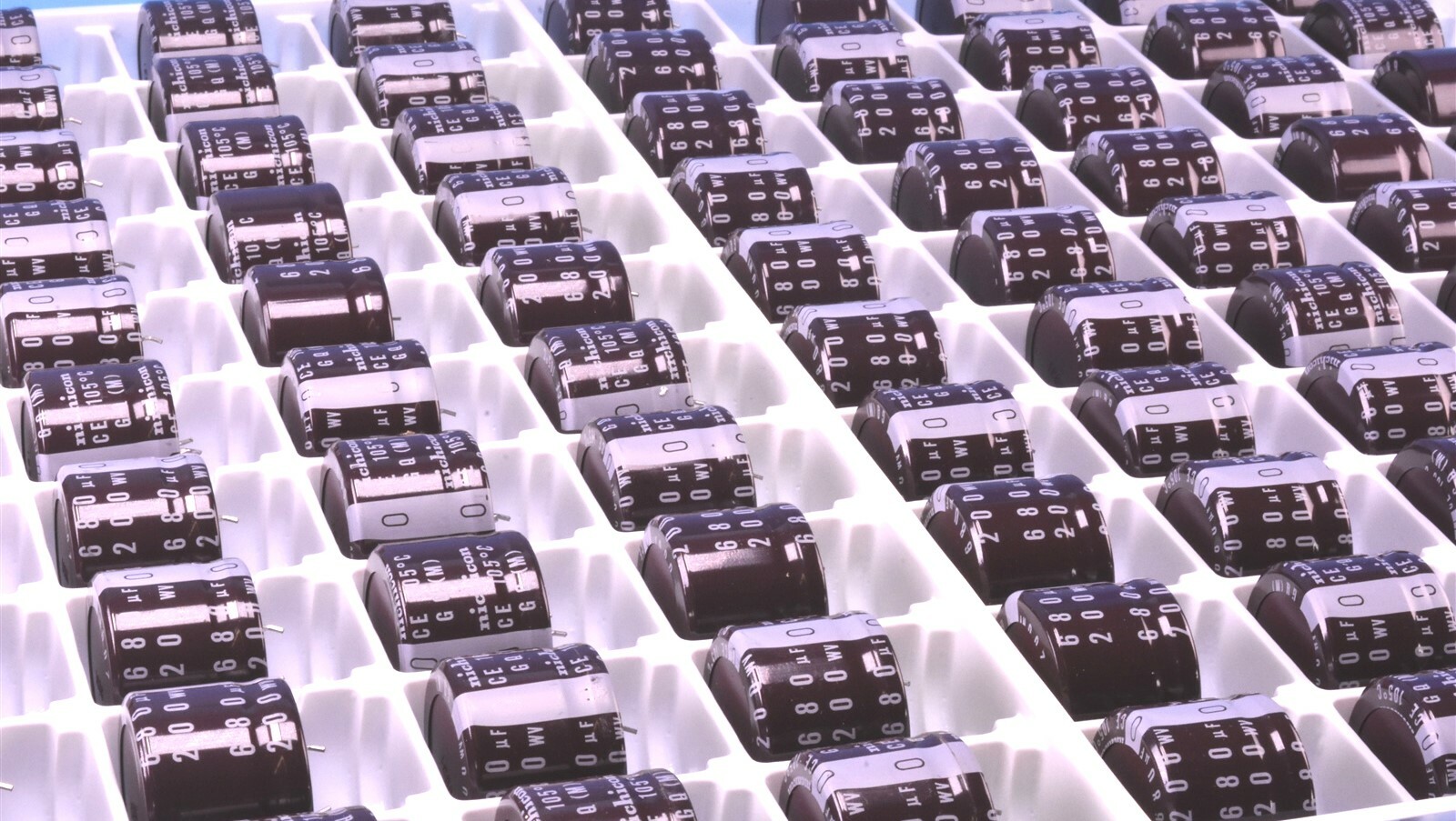 10 Nichicon LGU Series Aluminum Electrolytic Capacitors 105°C 680uF @ 200Vdc