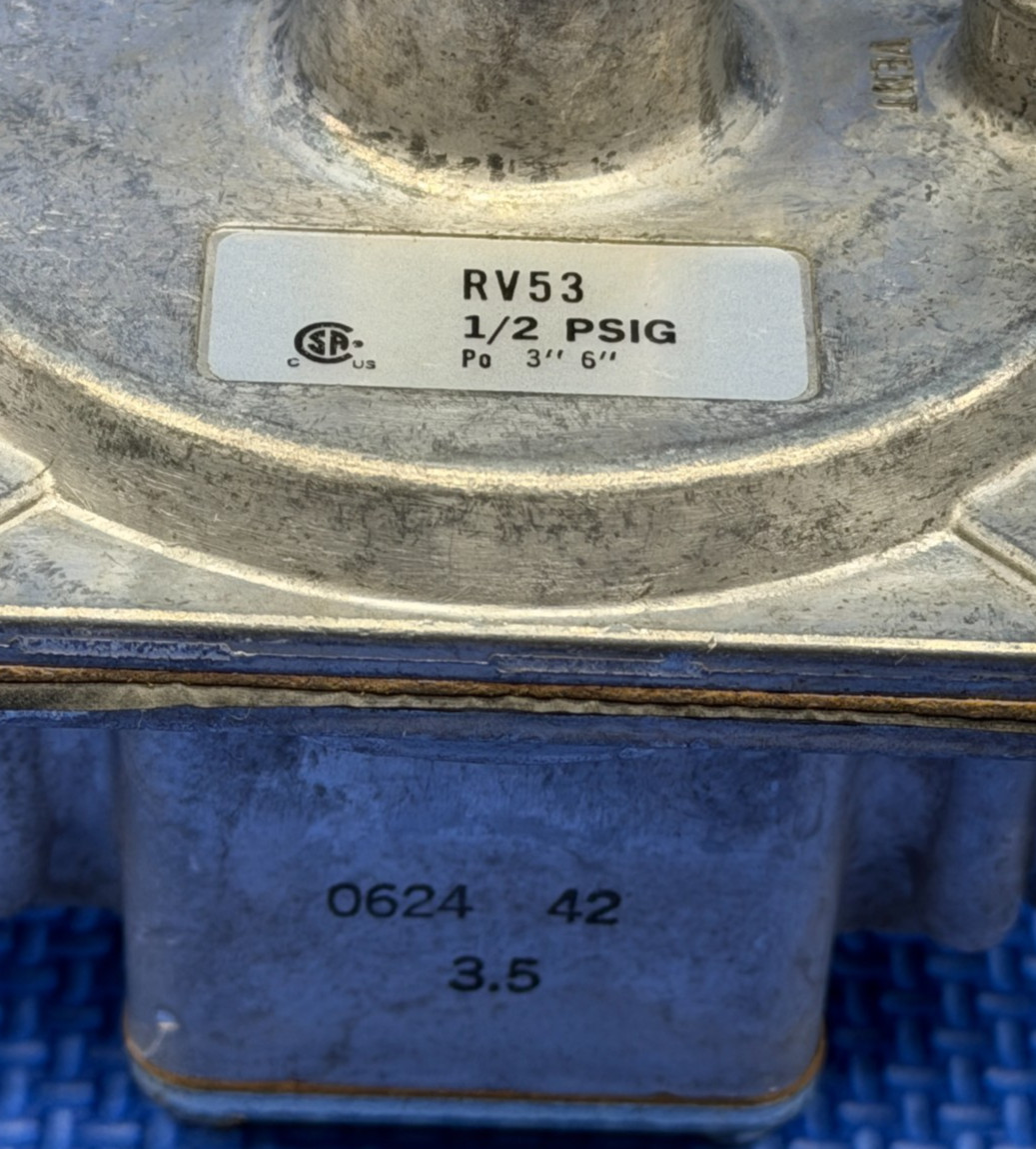 Maxitrol RV53 Gas Pressure Regulator 1/2 PSIG For Natural/Mixed Gas