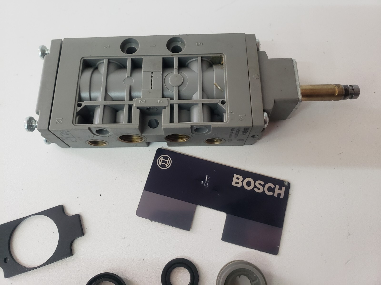 Bosch 0 820 023 012 Solenoid Valve 0820023012