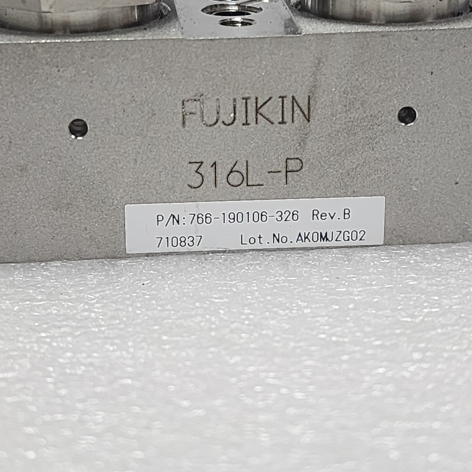 Lam 766-190106-326 Rev B, Fujikin 2×0.5~0.6 MPa Valve Assy,Used,Jp+97213