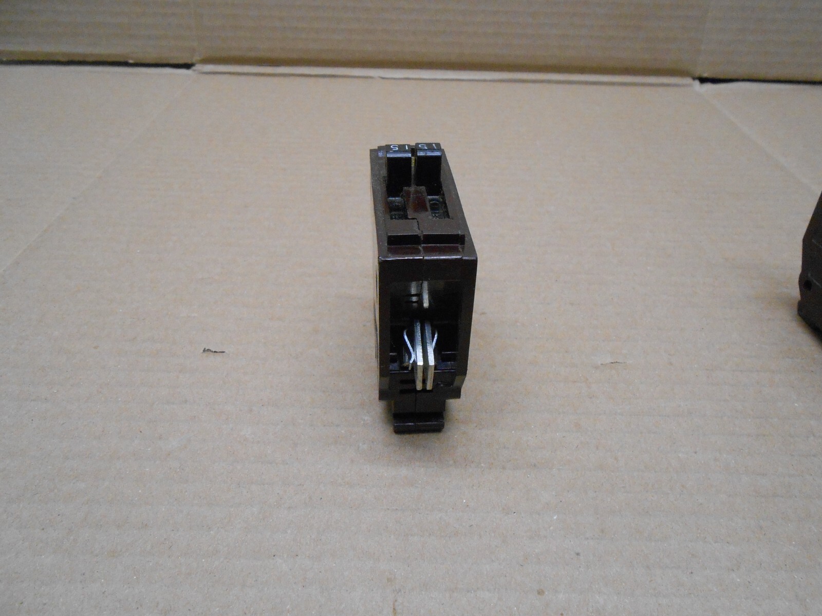 WADSWORTH B1515 TWIN TANDEM CIRCUIT BREAKER 15/15 AMP METAL FOOT CLIPS (2 AVAIL)