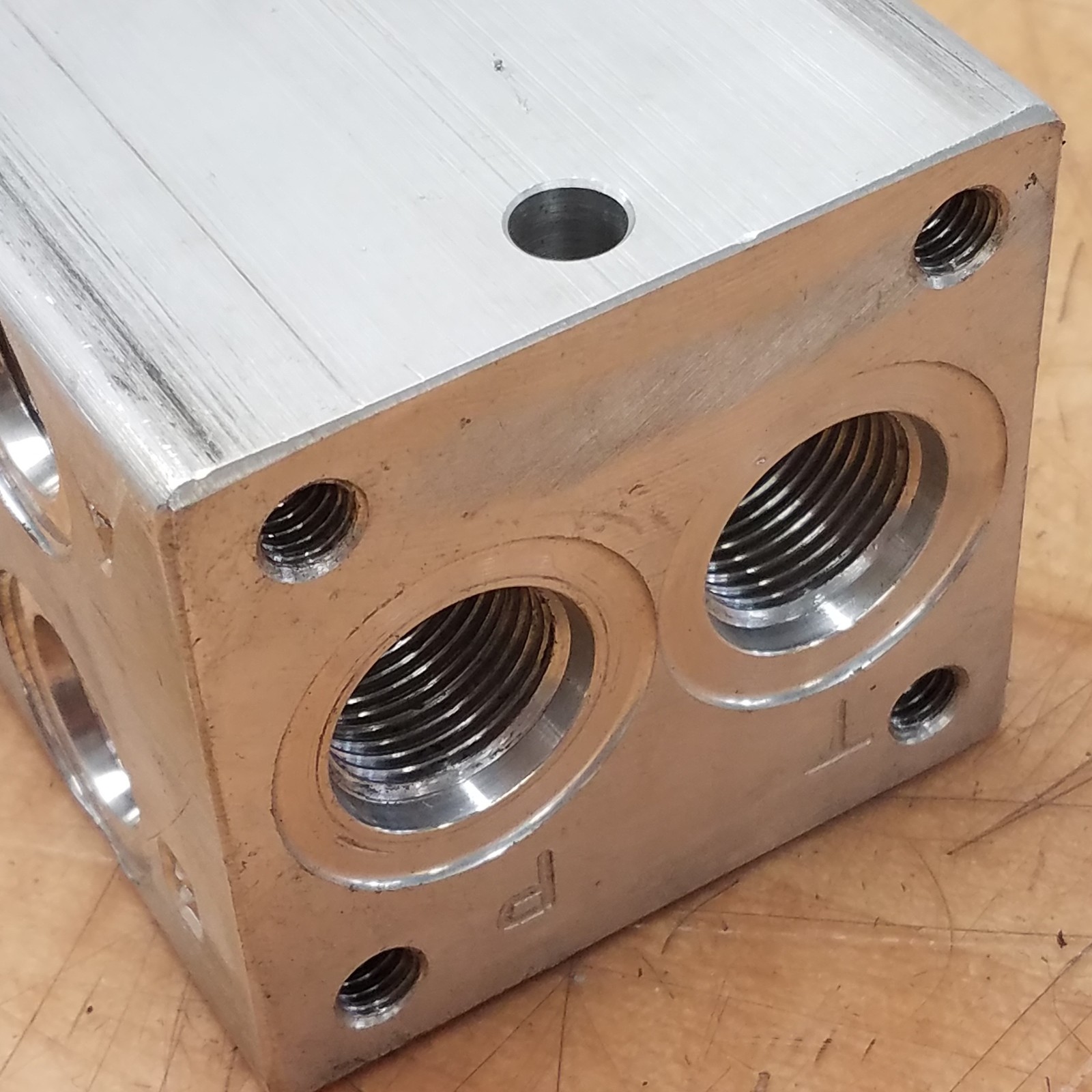 Magnaloy BM-AHP03S2-06 In-Line Bar Manifold, 6 Station, SAE O’Ring Ports – USED