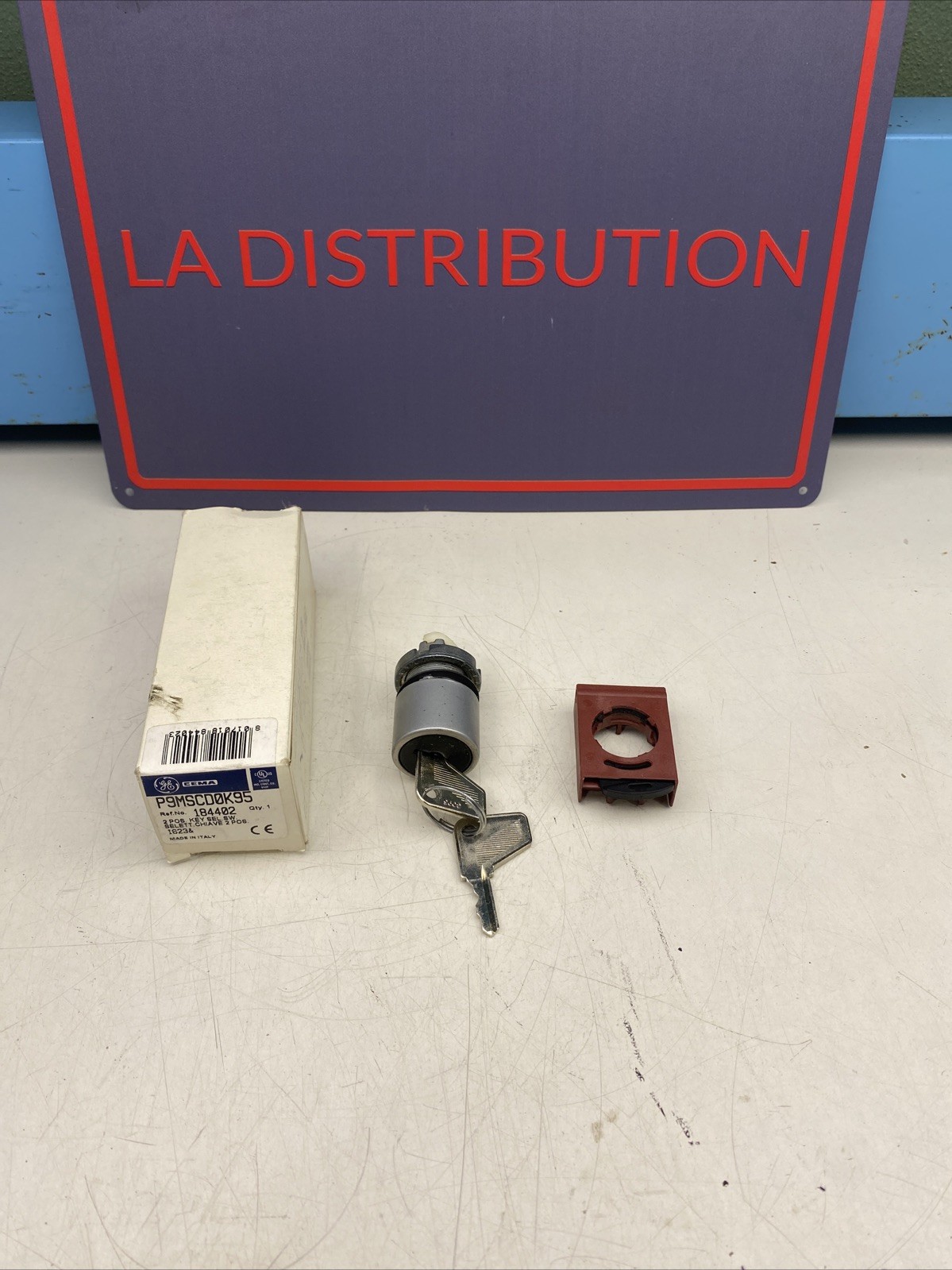 NEW General Electric P9MSCD0K95 Cema 2-Position Keyed Selector Switch 22-12AWG