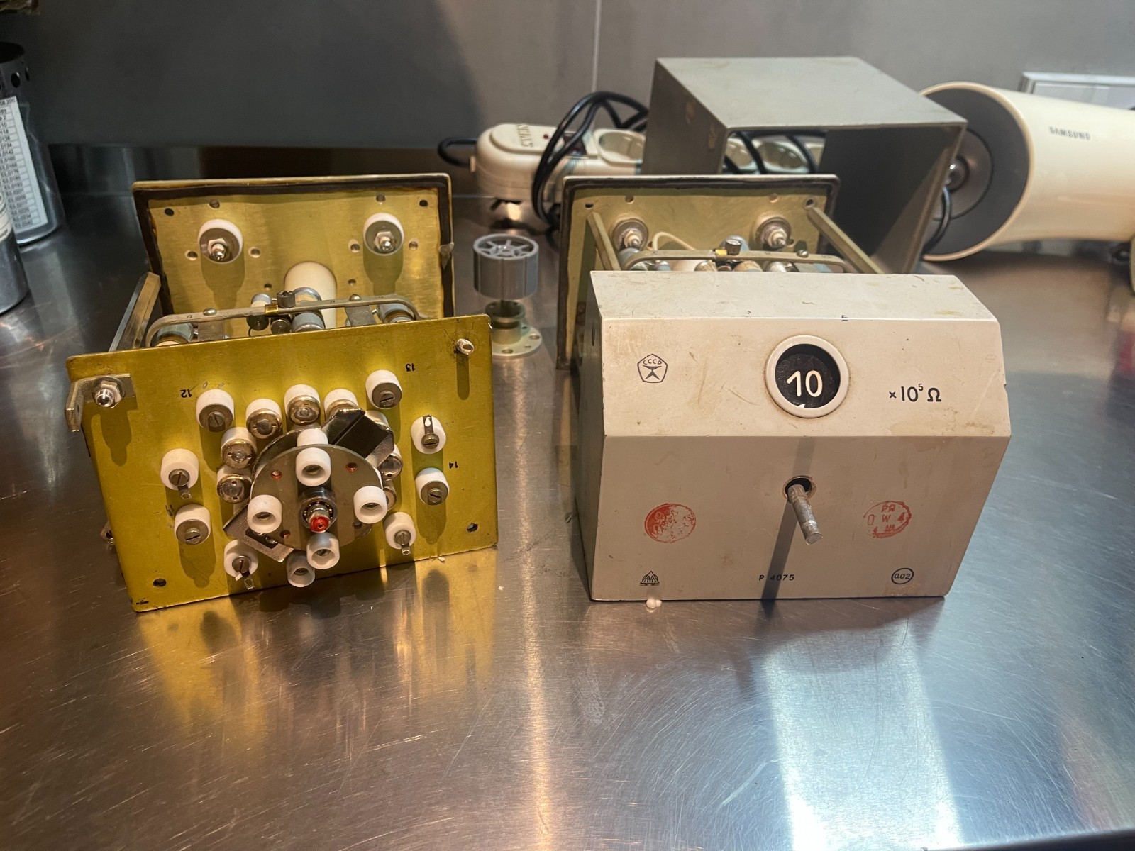 10⁷ Ω 1 2 3 4 5 6 10 20 100 MOhm 2pc. Decade Resistance Standard Box 0.02%