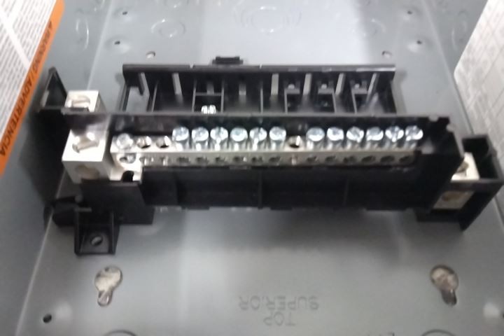 Square D QO612L100DS 120/240VAC 100 Amps 6 Space Load Center
