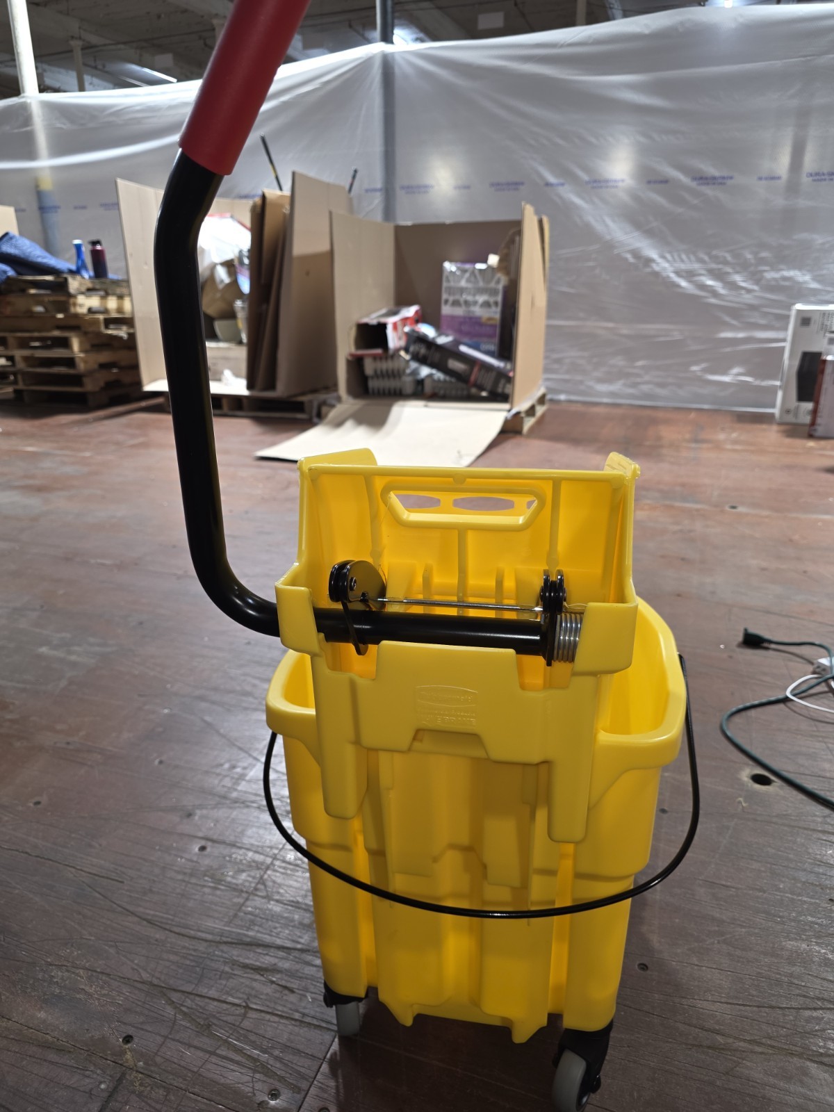 Rubbermaid Commercial Products Wavebrake 35 Qt. Side-Press Mop Bucket Wringer