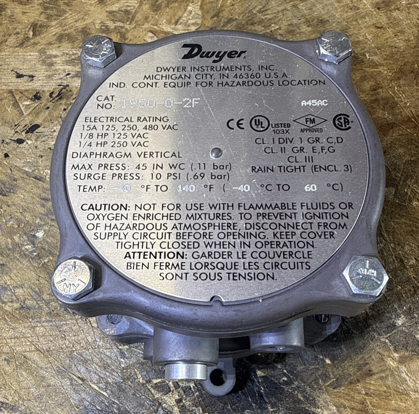 1PCS New Dwyer 1950-0-2F Differential pressure switch (No Box)
