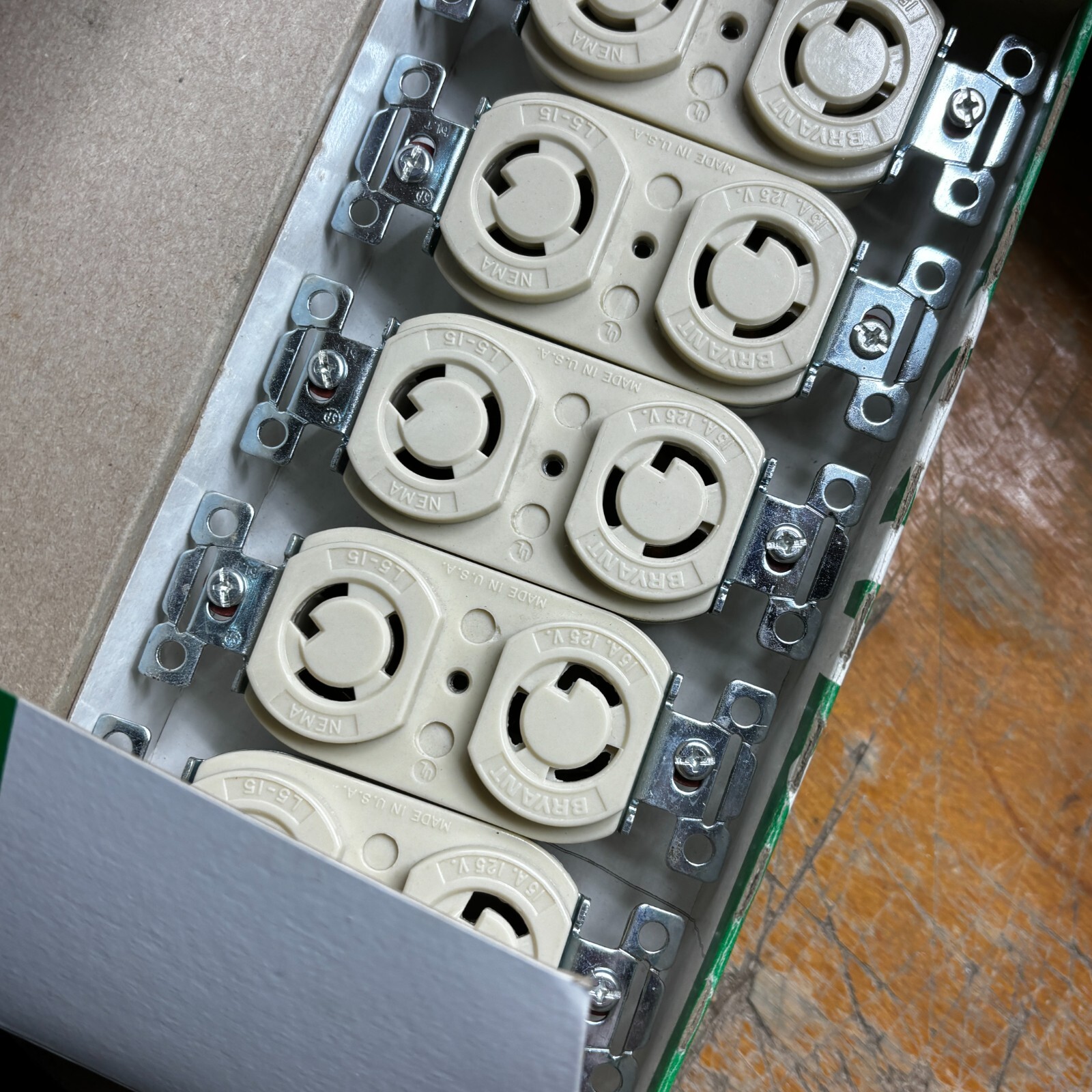 BRYANT 4700 Locking Nema L5-15 Duplex Receptacle White Back Wired BOX OF 10 ⭐