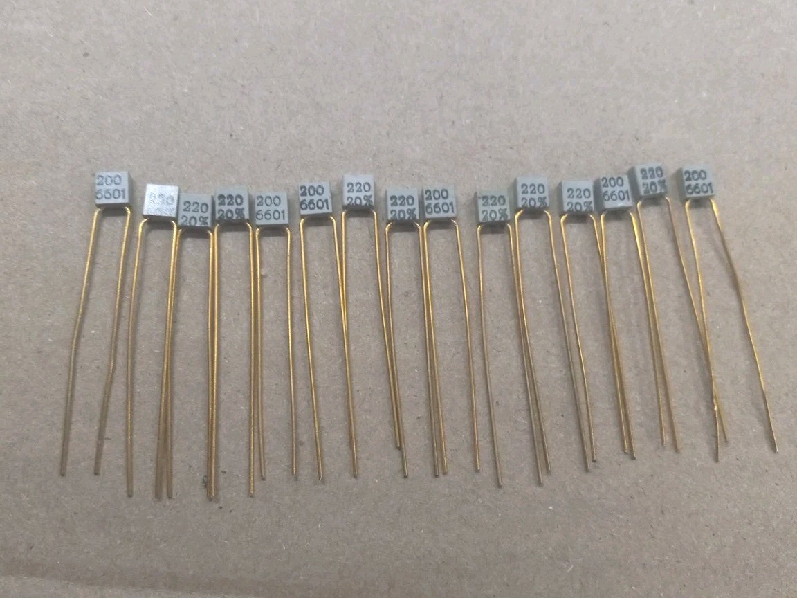 Vintage 15 pcs Poly Film Capacitors 220pf – 20% – 221 200V – Gold Plated Leads