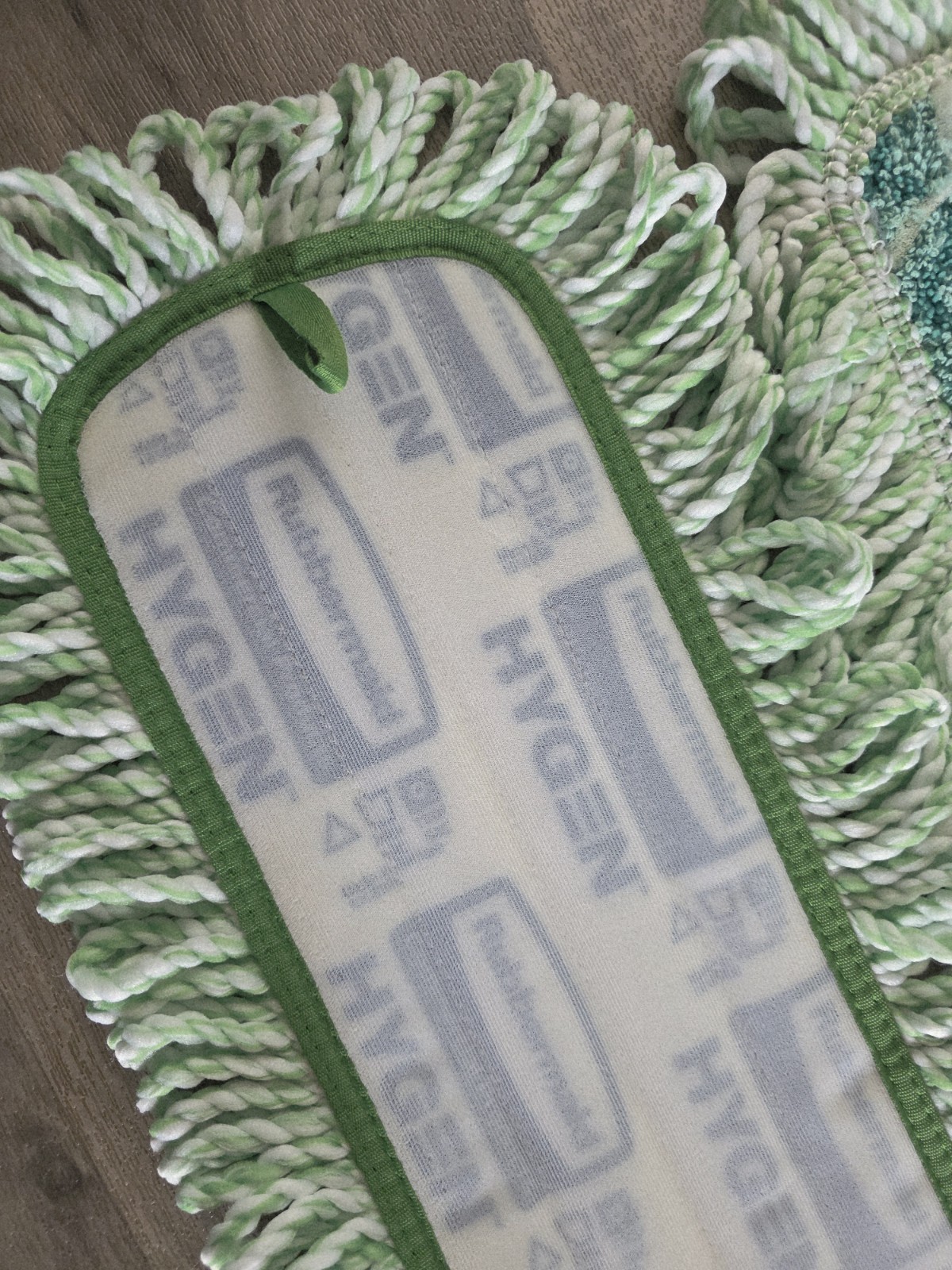 Rubbermaid Hygen Q438 Microfiber Wet/Dry Mop Pad 31-40in Green Pocket Washable
