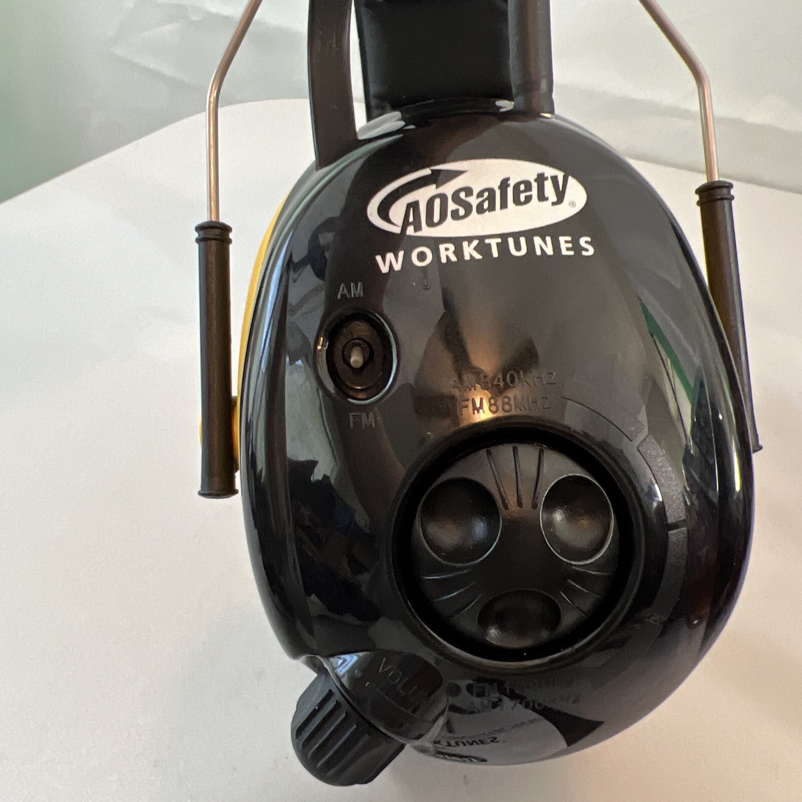 Peltor AO Safety Work Tunes AM/FM Headphones HRX52A Worktunes Mowing Yard work