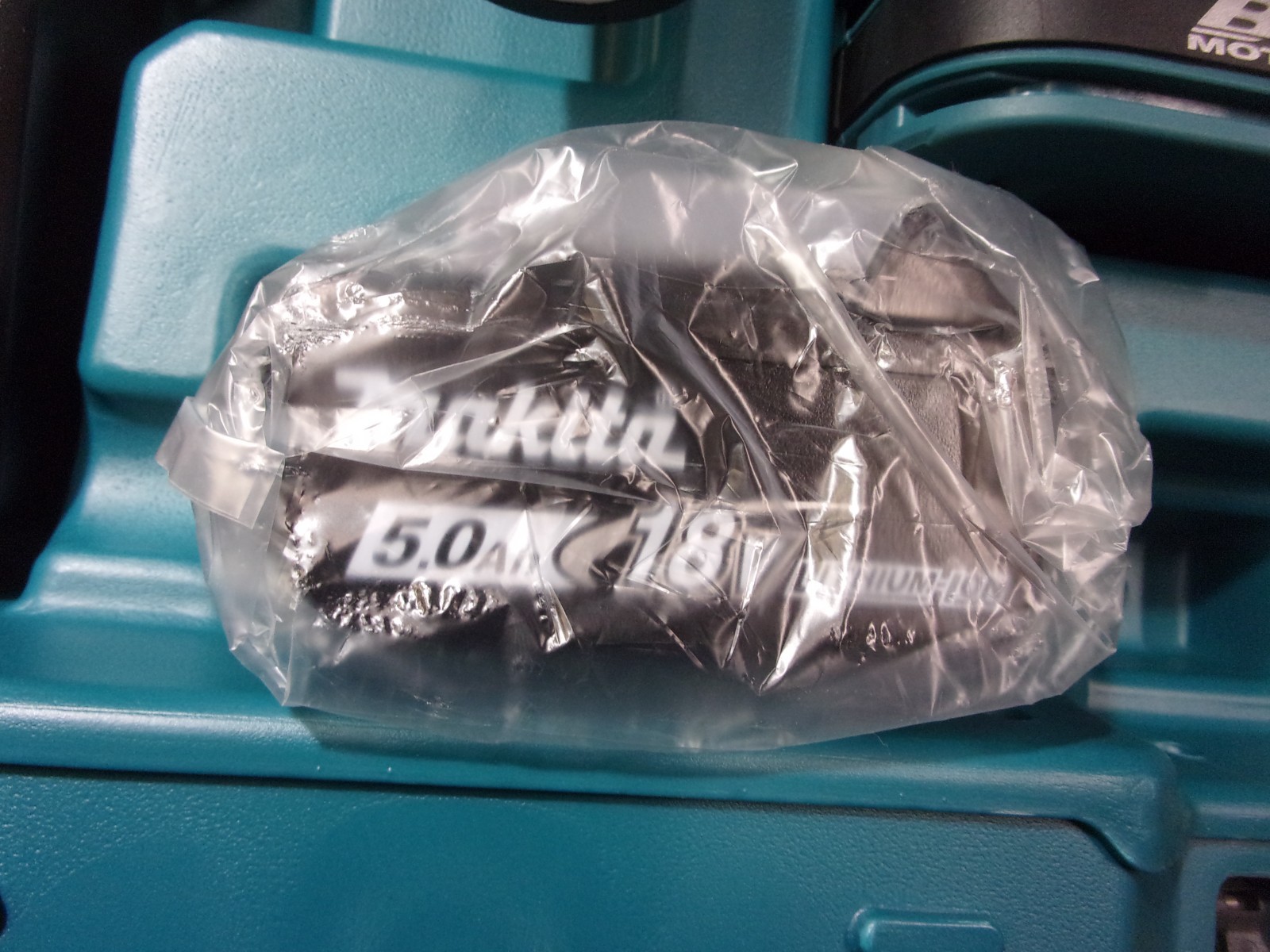 MAKITA 18V COMBINATION HAMMER DRILL W/ 2-5AH BATTERIES/CASE/CHRGR # XRH01T ..