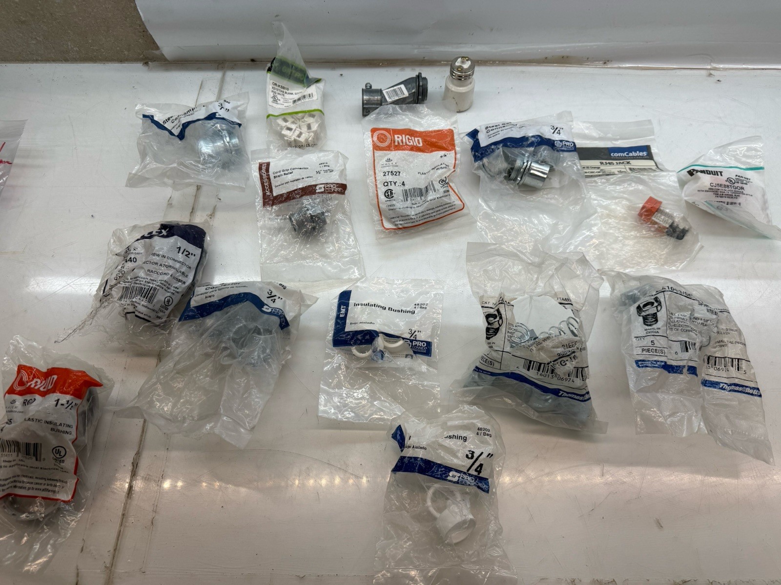 MIXED LOT OF ELECTRICAL SUPPLIES