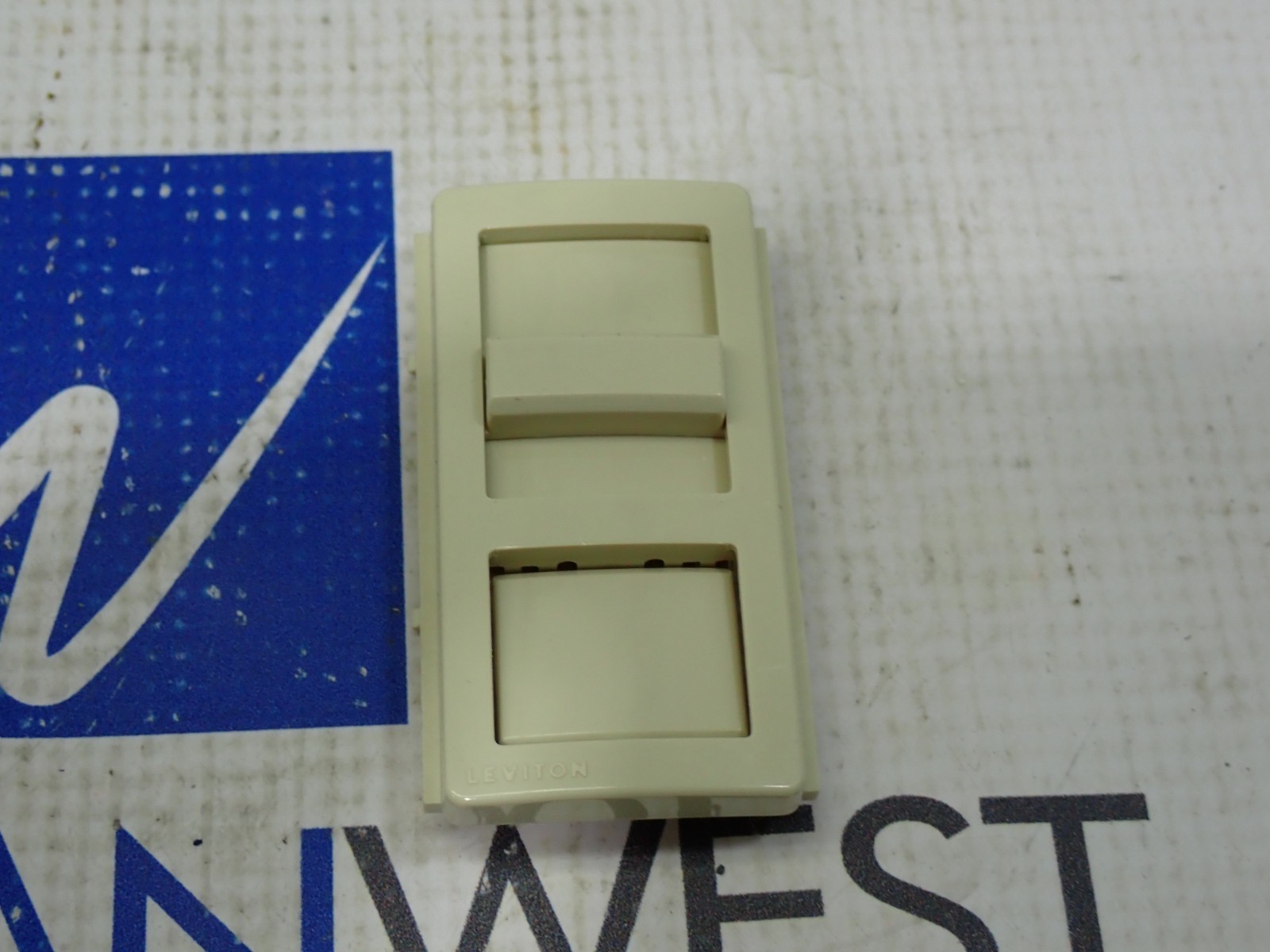 Leviton IP06-10Z ILLUMTECH Dimmer Switch 3 Way Slide Bar