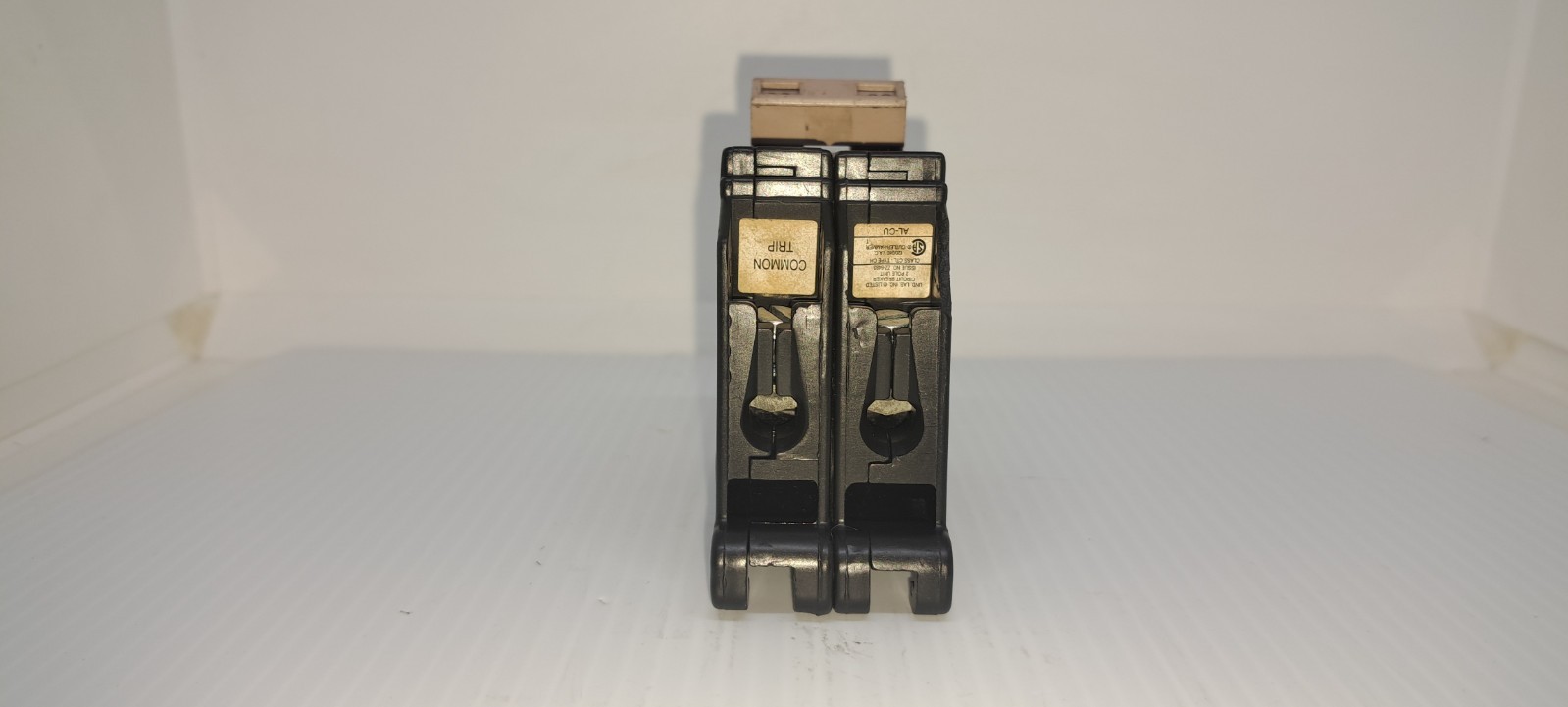 Cutler Hammer EATON CH230 2 Pole 30 Amp 120/240V Circuit Breaker Flaw