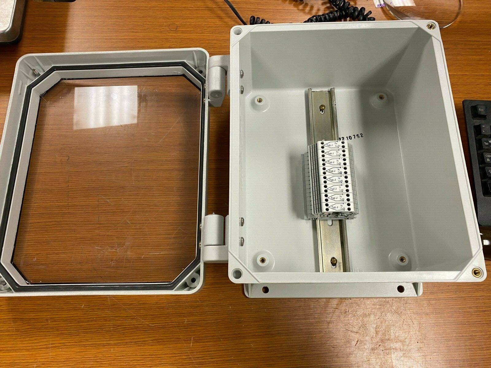 👀 VYNCKIER TYPE 4X ELECTRICAL ENCLOSURE 10″ x 8″ x 4-3/8″ ID CVJ1008NHW
