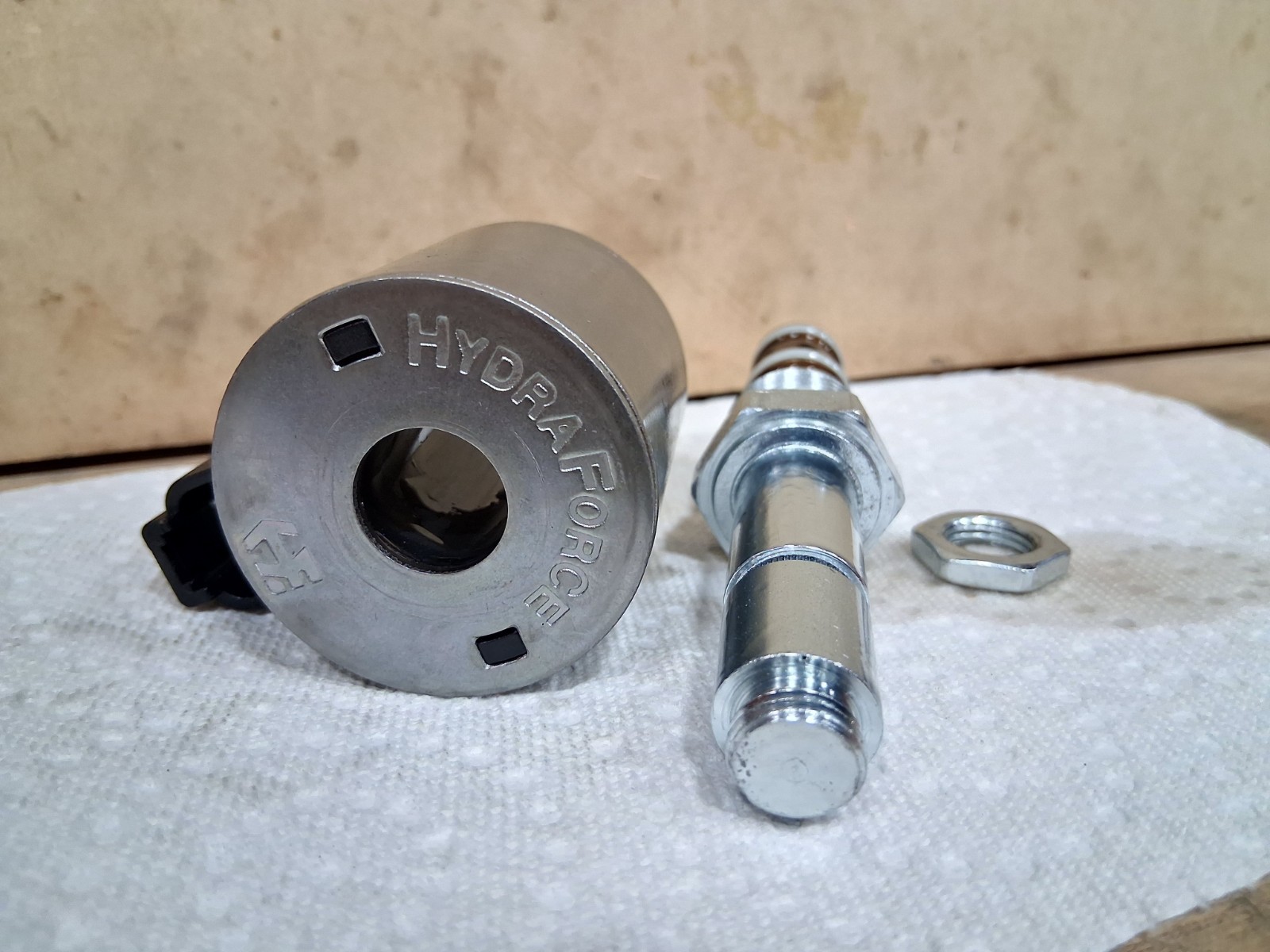 HydraForce 4303724 solenoid coil 24VDC and valve SV10-31-P