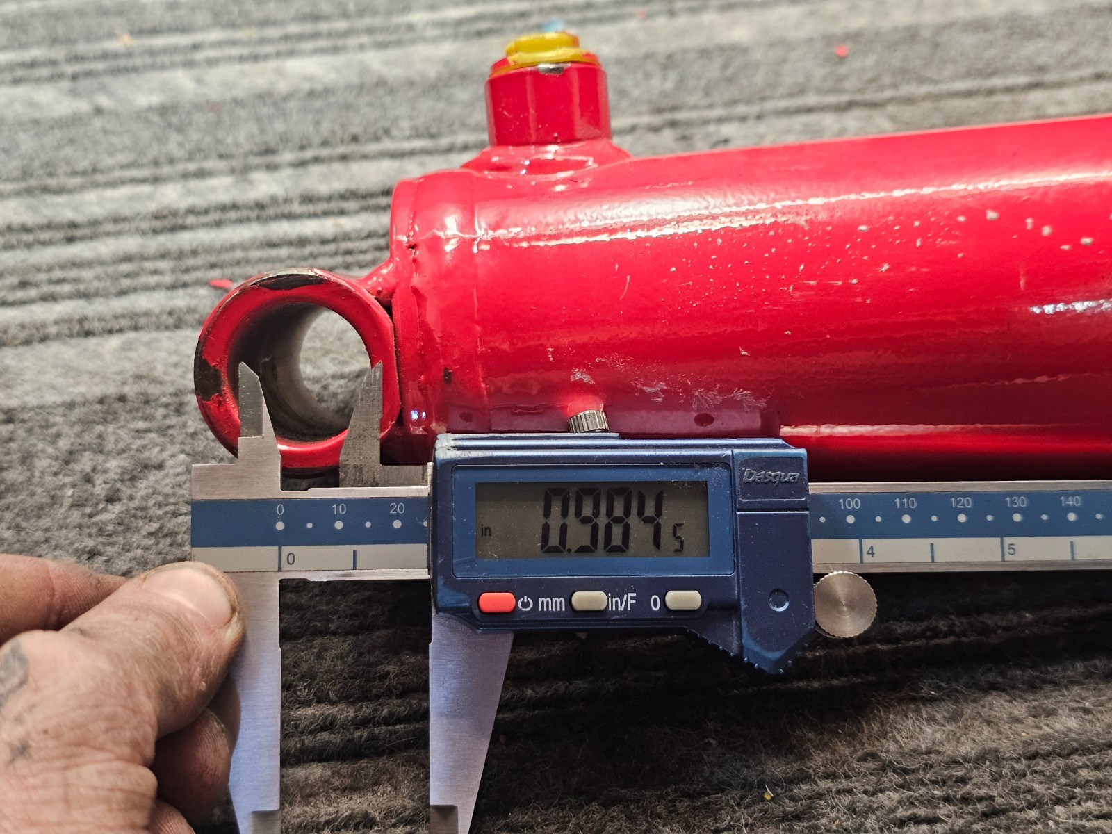 Hydraulic Welded Cylinder 2.89″ OD x 22″ Retracted Length x 1.26″ Rod