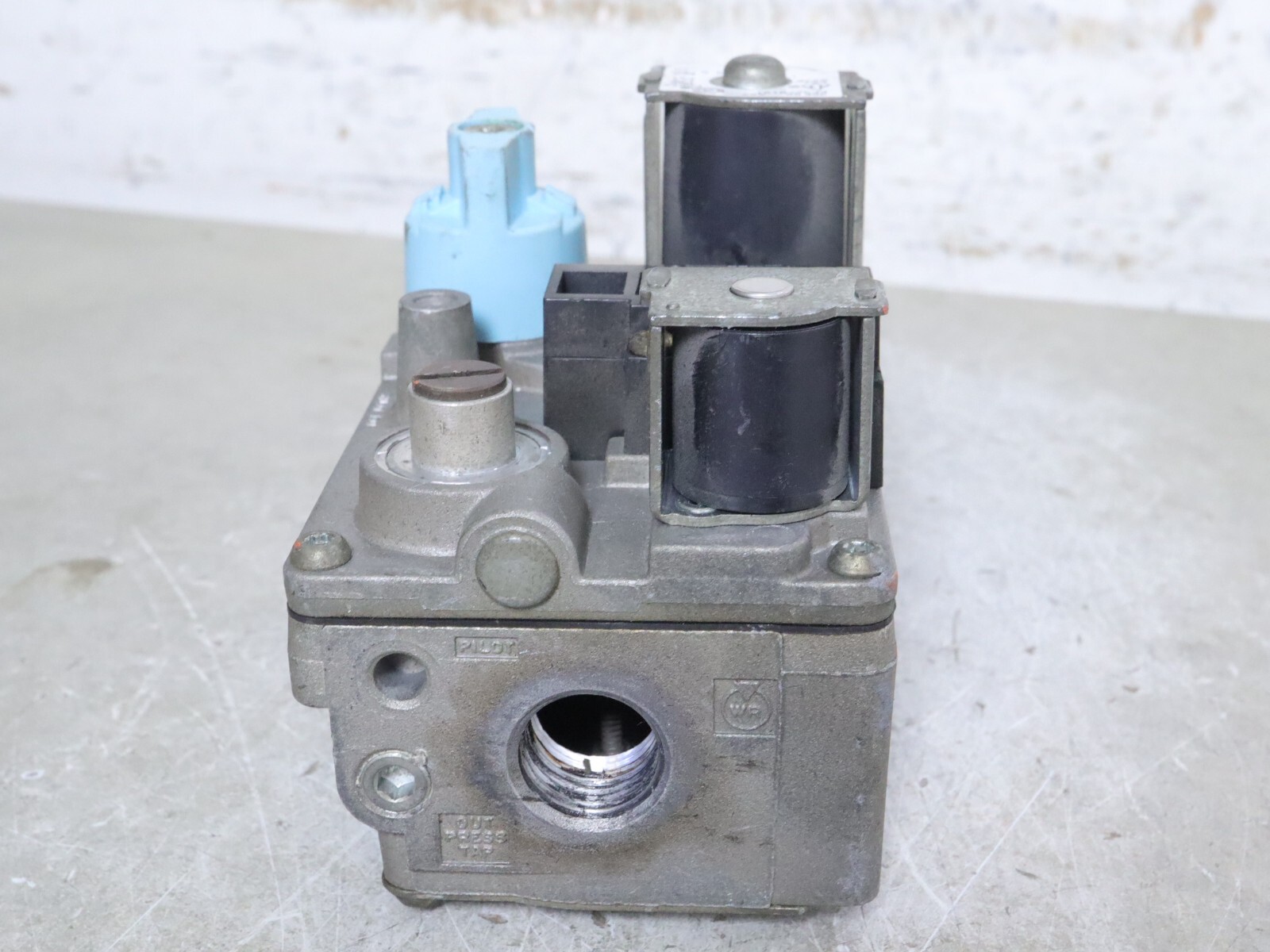 White Rodgers 36E98 202 HVAC Furnace Gas Valve Carrier EF32CW191
